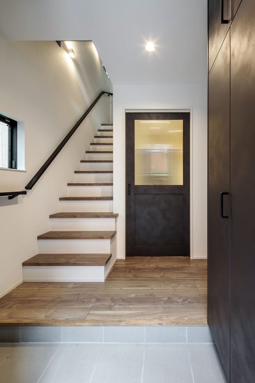 注文住宅・玄関・タイル張り・広い玄関・木のぬくもり 注文住宅・デザイン住宅建築実例_『CASE714 Grav』_玄関