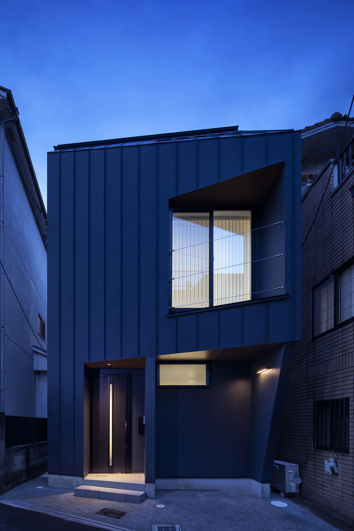 注文住宅・外観・三階建て・狭小住宅・ガルバリウム鋼板 注文住宅・デザイン住宅建築実例_『CASE714 Grav』_外観