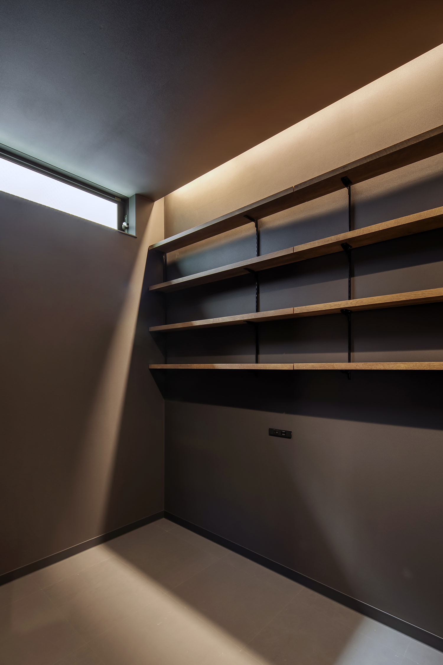 注文住宅・収納・壁付け棚・広い収納 注文住宅・デザイン住宅建築実例_『CASE714 Grav』_収納