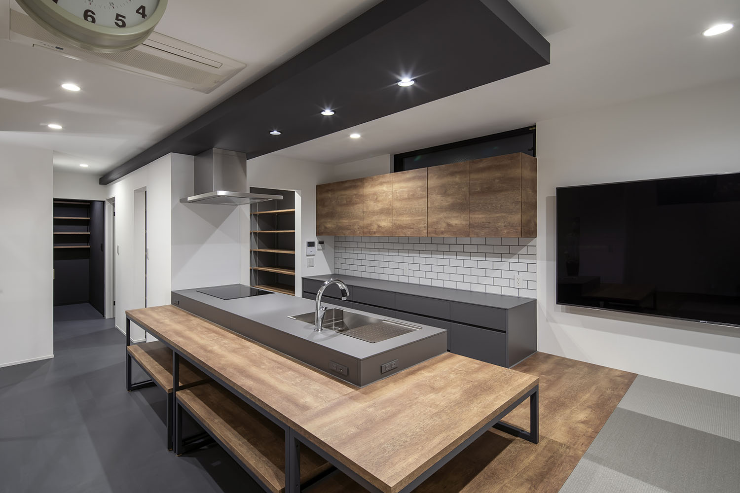 注文住宅・LDK・キッチン・カウンターキッチン・一枚板のカウンター・パントリー 注文住宅・デザイン住宅建築実例_『CASE714 Grav』_LDK