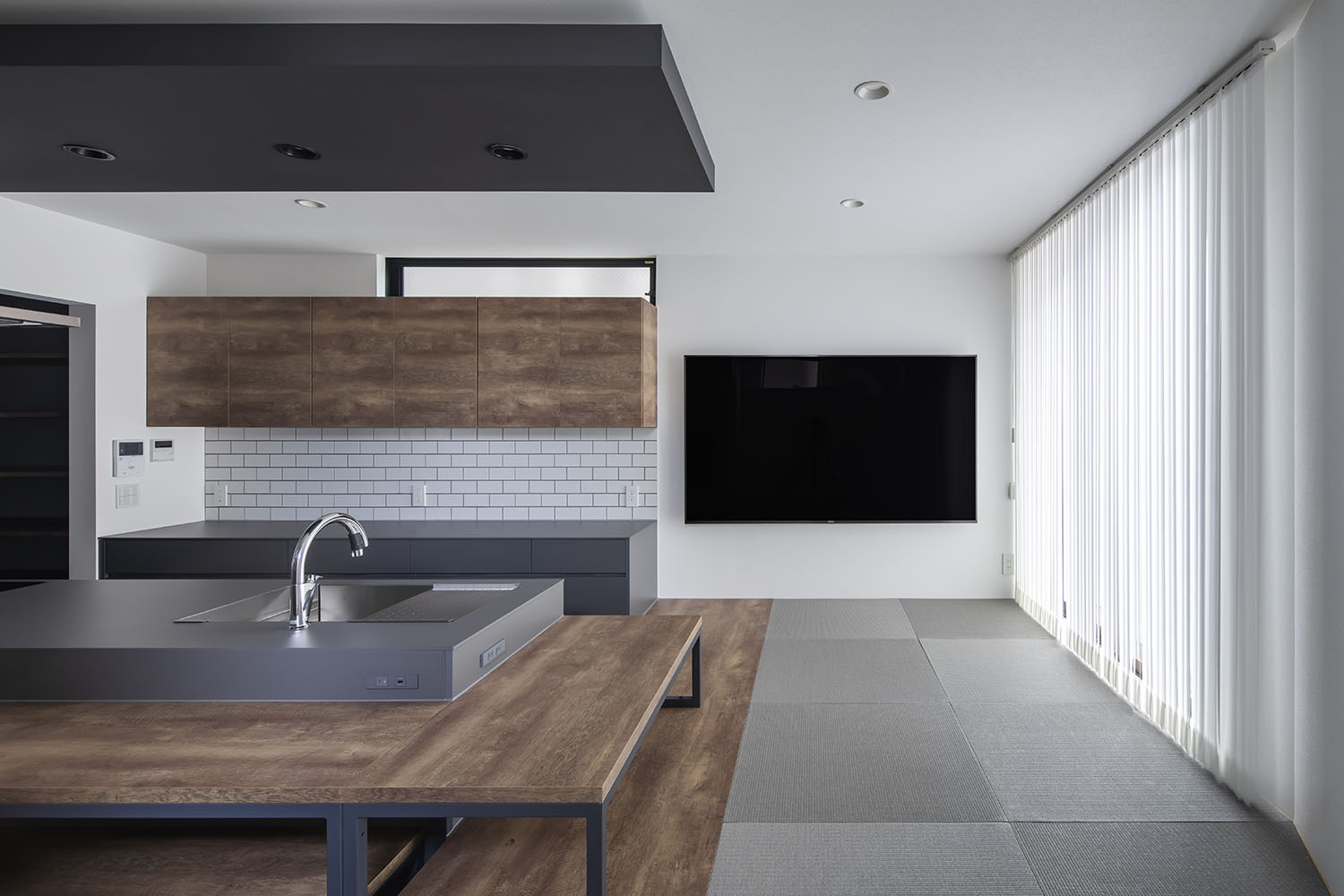 注文住宅・LDK・畳スペース・木のぬくもり・シンプル 注文住宅・デザイン住宅建築実例_『CASE714 Grav』_LDK