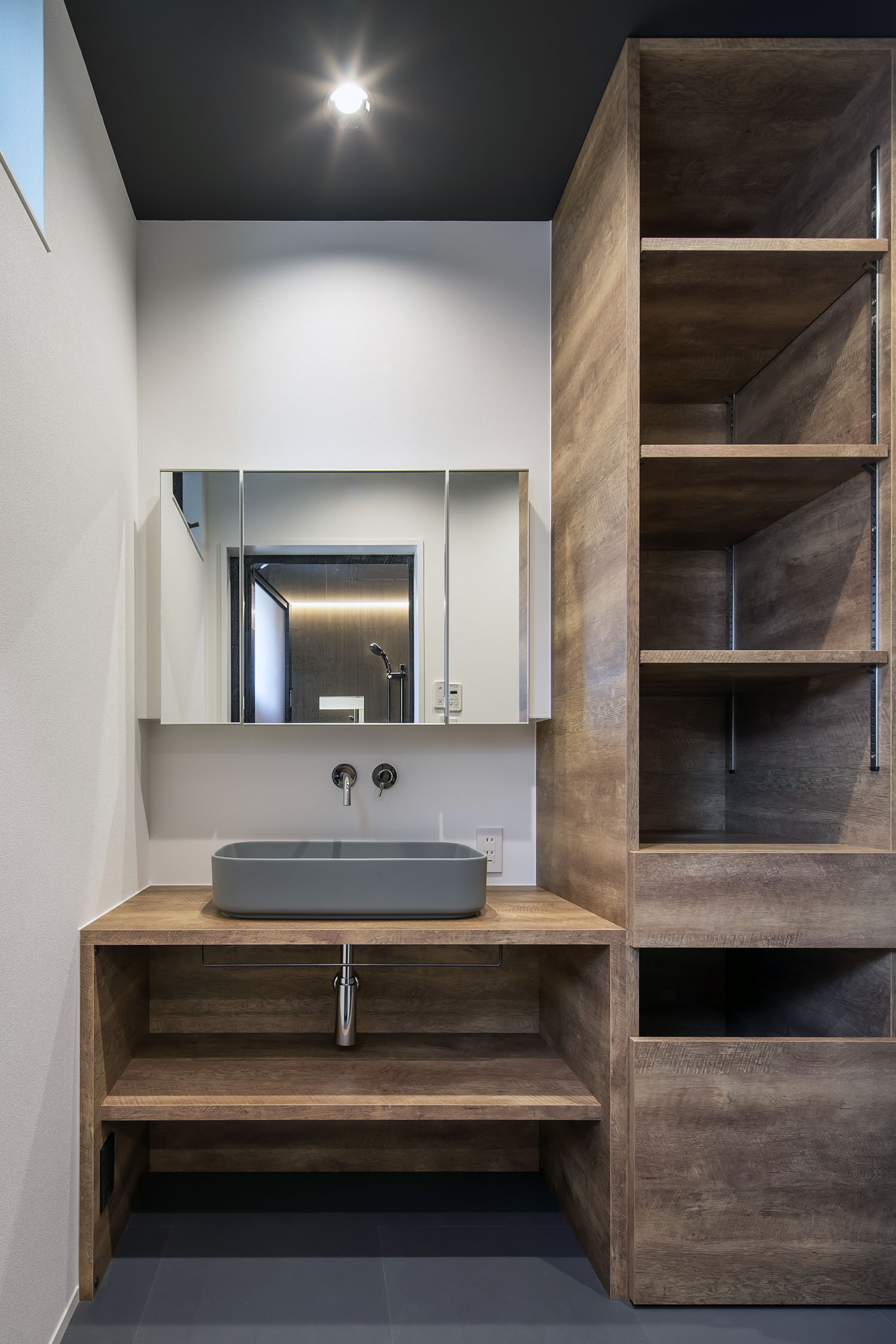 注文住宅・洗面所・木のぬくもり・明るい洗面所 注文住宅・デザイン住宅建築実例_『CASE714 Grav』_浴室・洗面所