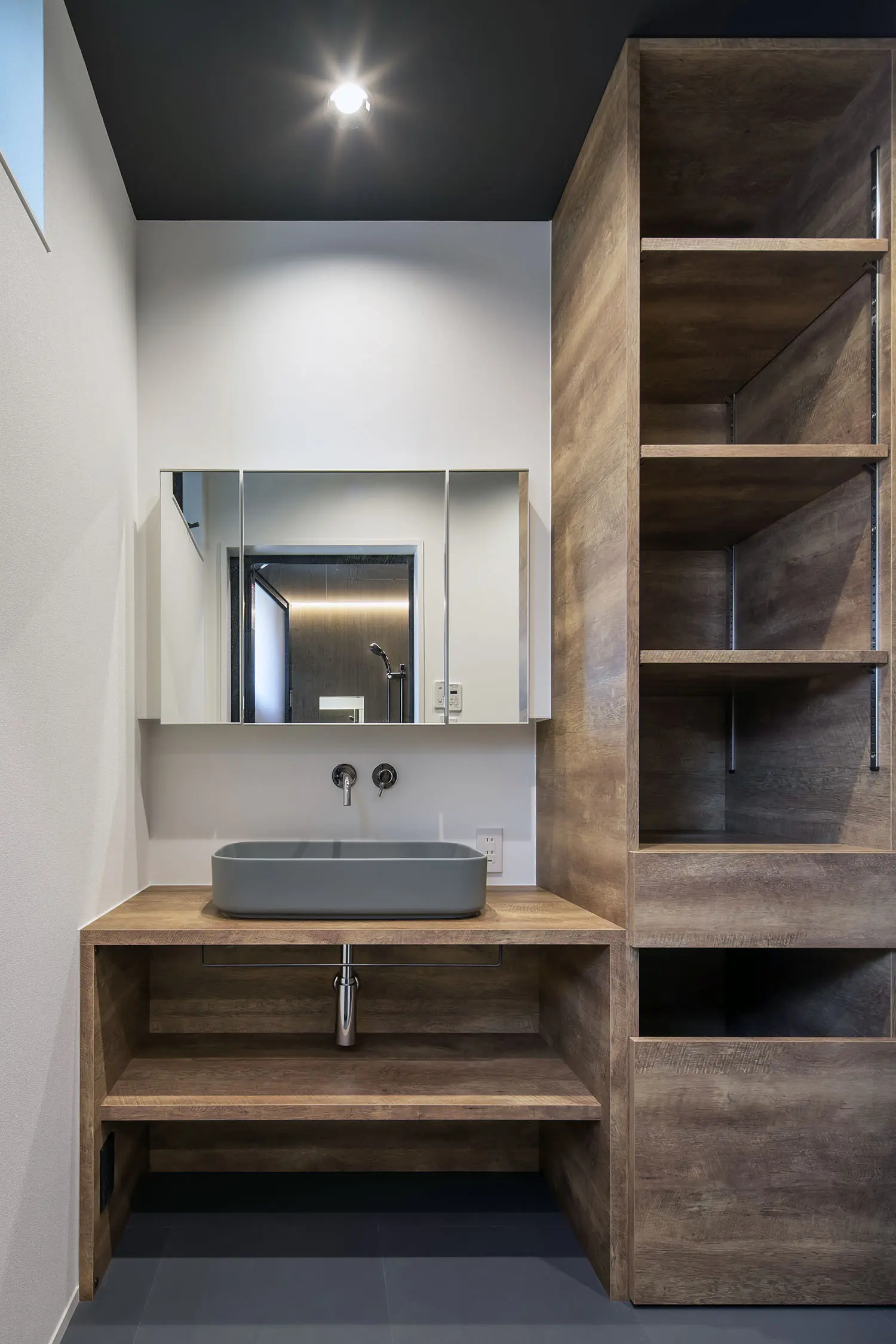 落ち着きと温かみを感じる造作洗面台