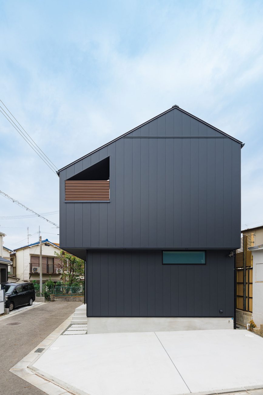 注文住宅『CASE715 トラス屋根の家』の建築実例・施⼯例の写真・建物外観全体 注文住宅・デザイン住宅建築実例_『CASE715 トラス屋根の家』_外観