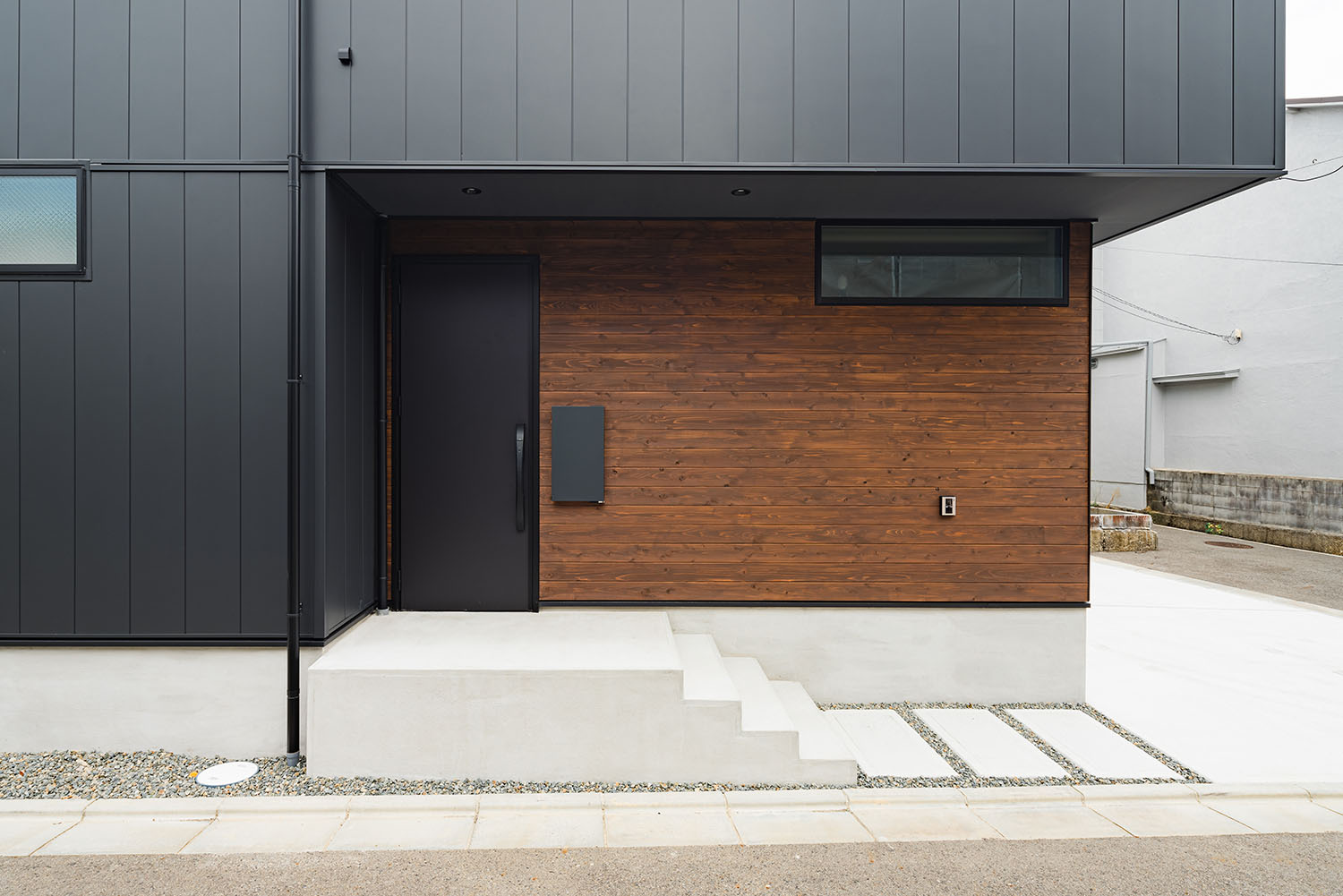 注文住宅・外観・窓無し・ガルバリウム鋼板・木の壁 注文住宅・デザイン住宅建築実例_『CASE715 トラス屋根の家』_外観