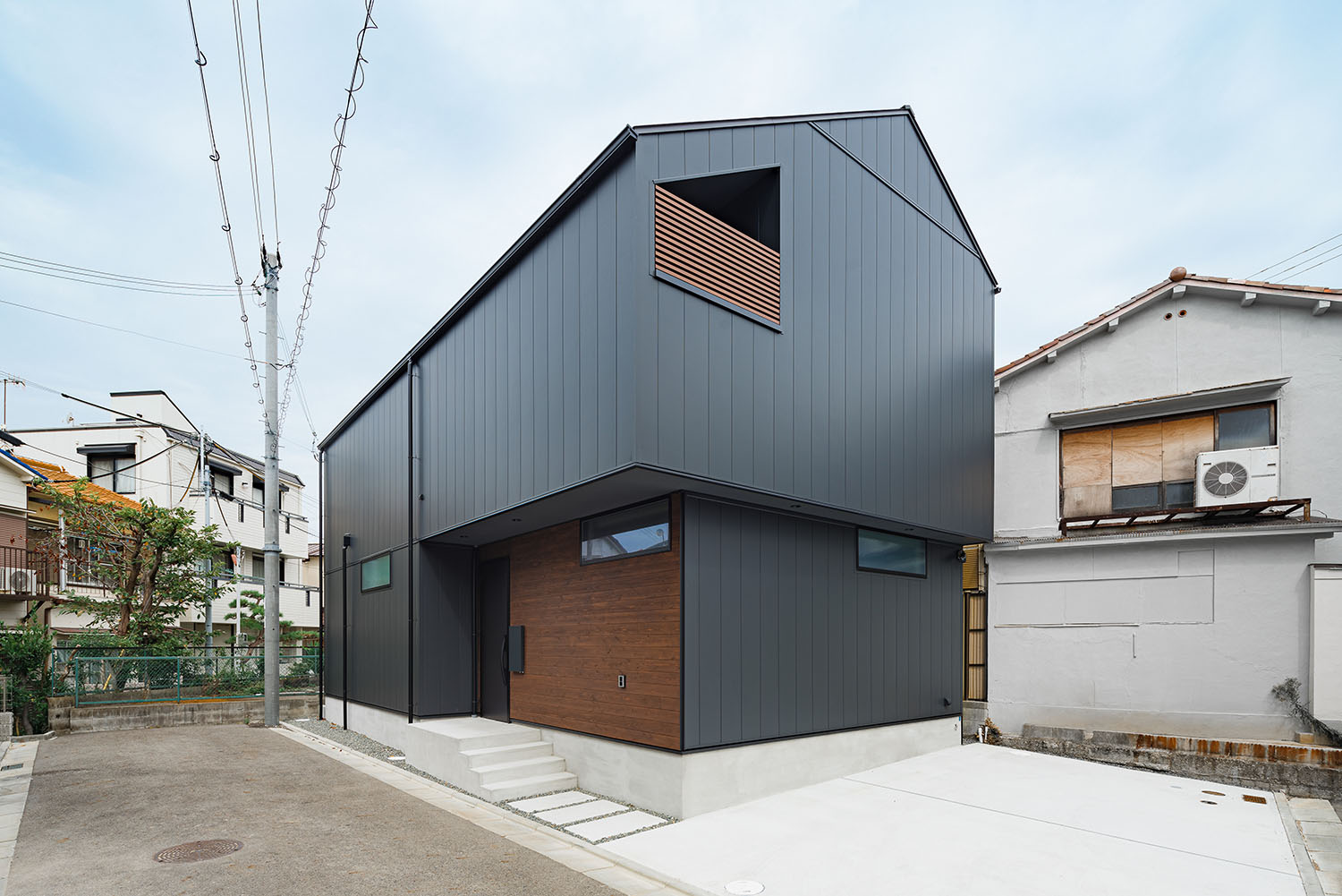 注文住宅・外観・窓無し・ガルバリウム鋼板・三角屋根の家 注文住宅・デザイン住宅建築実例_『CASE715 トラス屋根の家』_外観