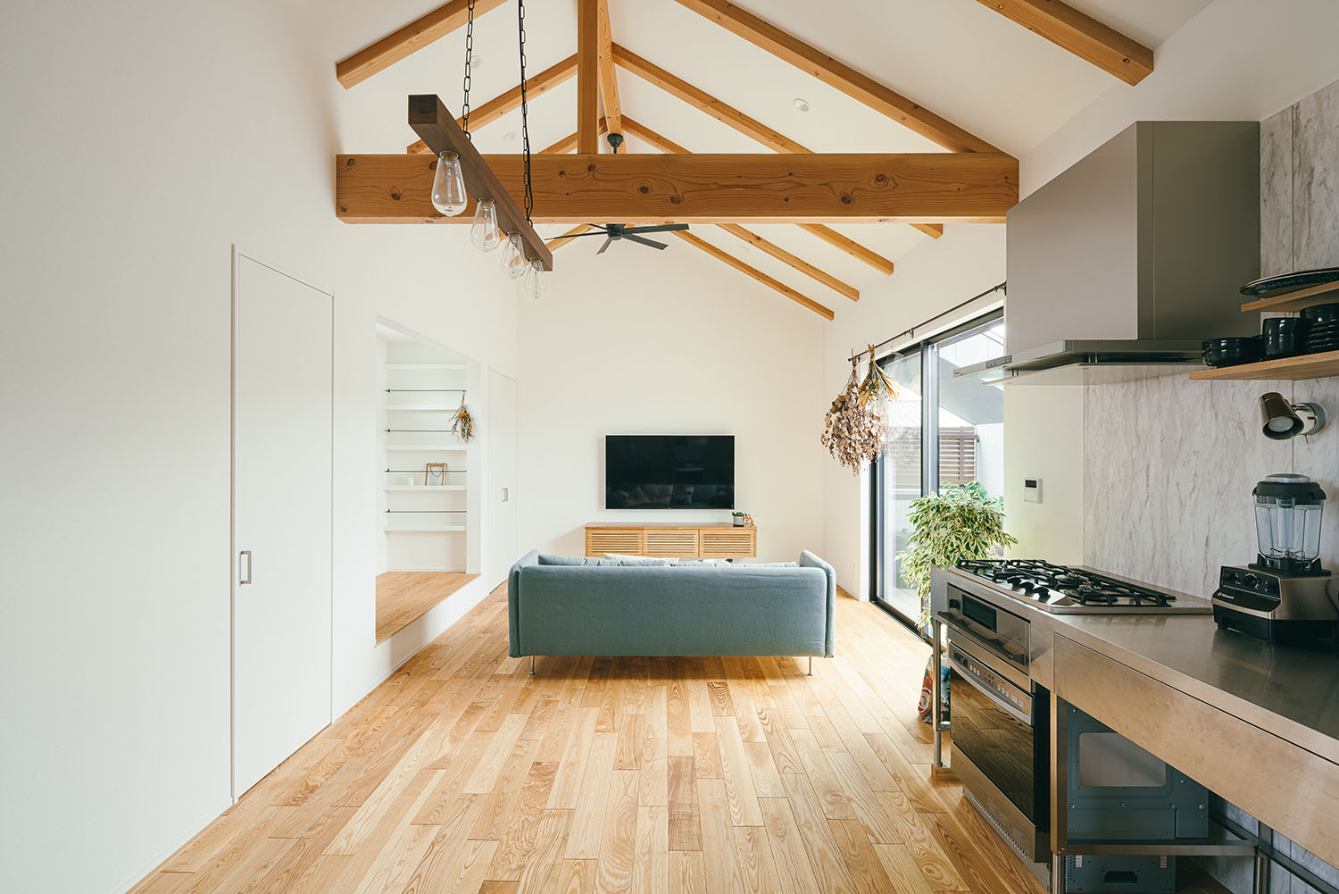 注文住宅・LDK・ナチュラル・無垢の床材・漆喰壁・梁見せ天井・テラスとつながる 注文住宅・デザイン住宅建築実例_『CASE715 トラス屋根の家』_LDK