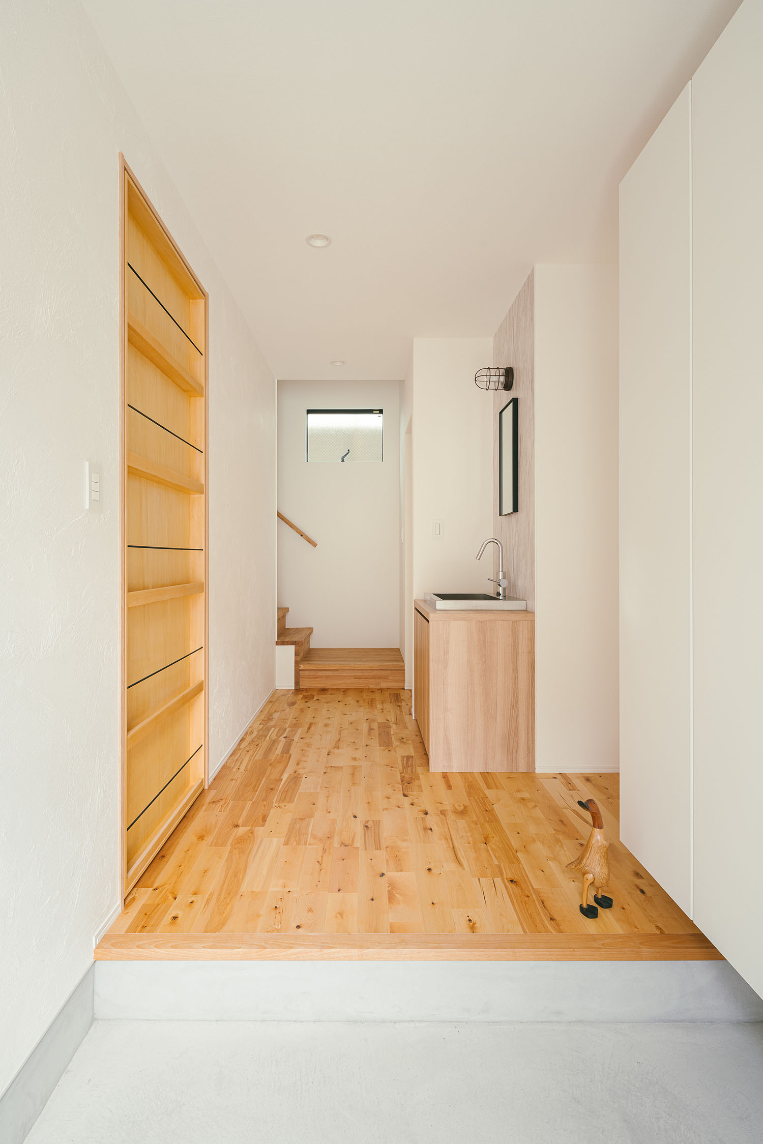 注文住宅・玄関・モルタル・明るい玄関・白を基調とした 注文住宅・デザイン住宅建築実例_『CASE715 トラス屋根の家』_玄関