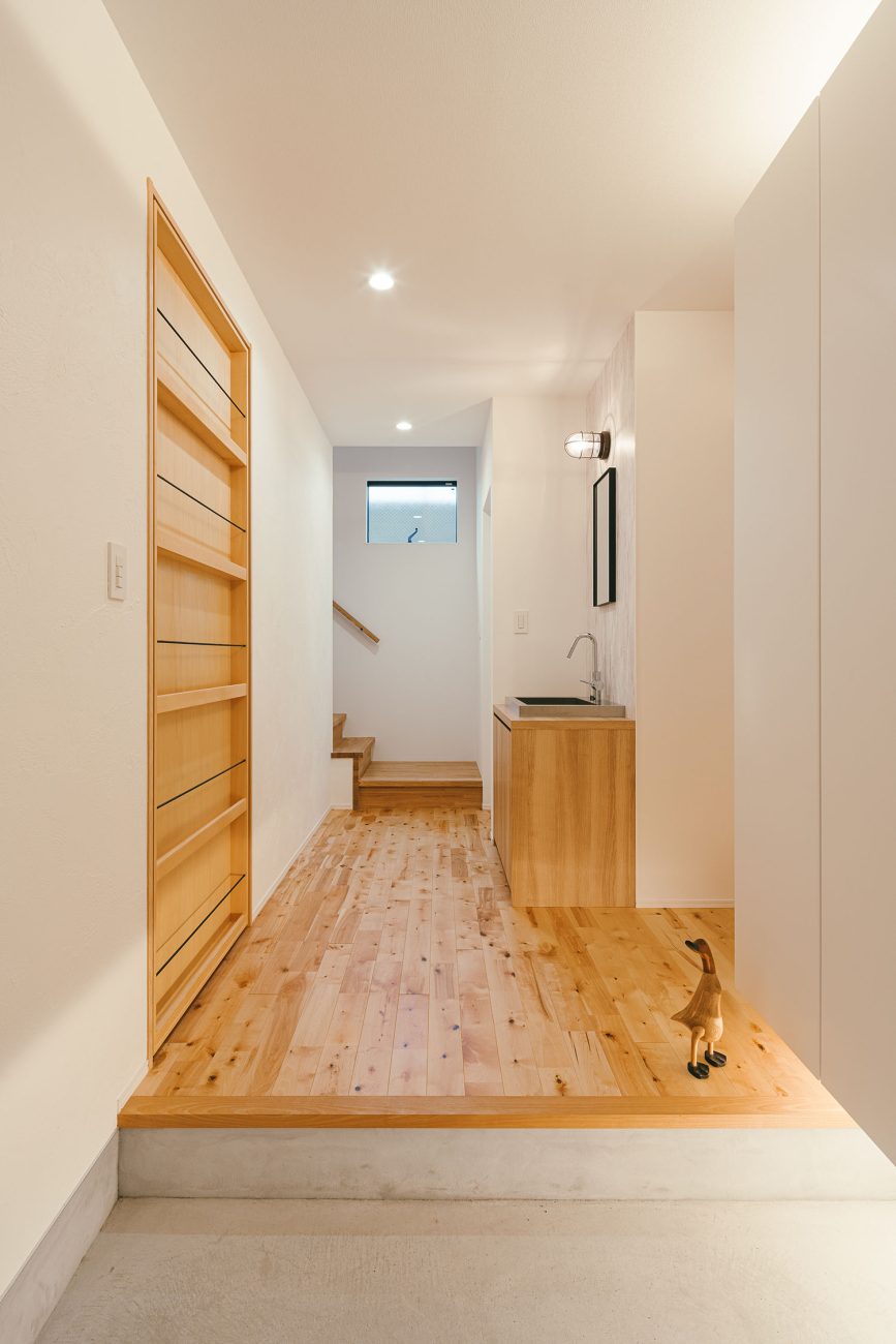 注文住宅・玄関・モルタル・明るい玄関・白を基調とした 注文住宅・デザイン住宅建築実例_『CASE715 トラス屋根の家』_玄関