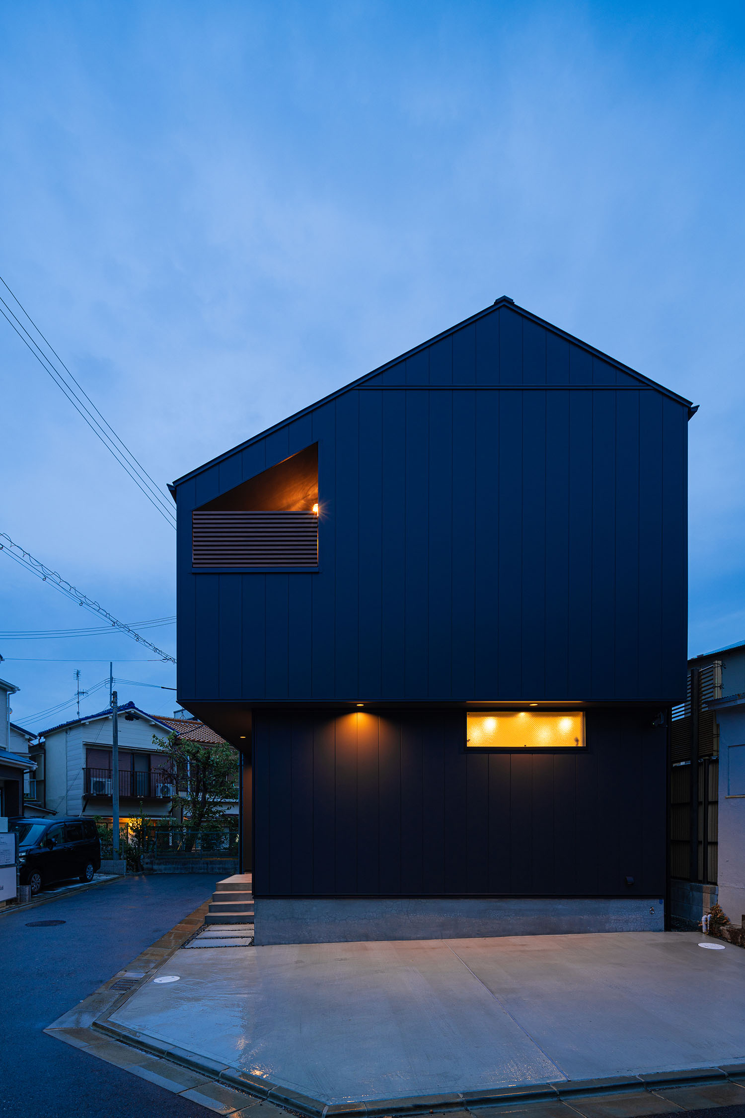 注文住宅・外観・窓無し・ガルバリウム鋼板・三角屋根の家 注文住宅・デザイン住宅建築実例_『CASE715 トラス屋根の家』_外観