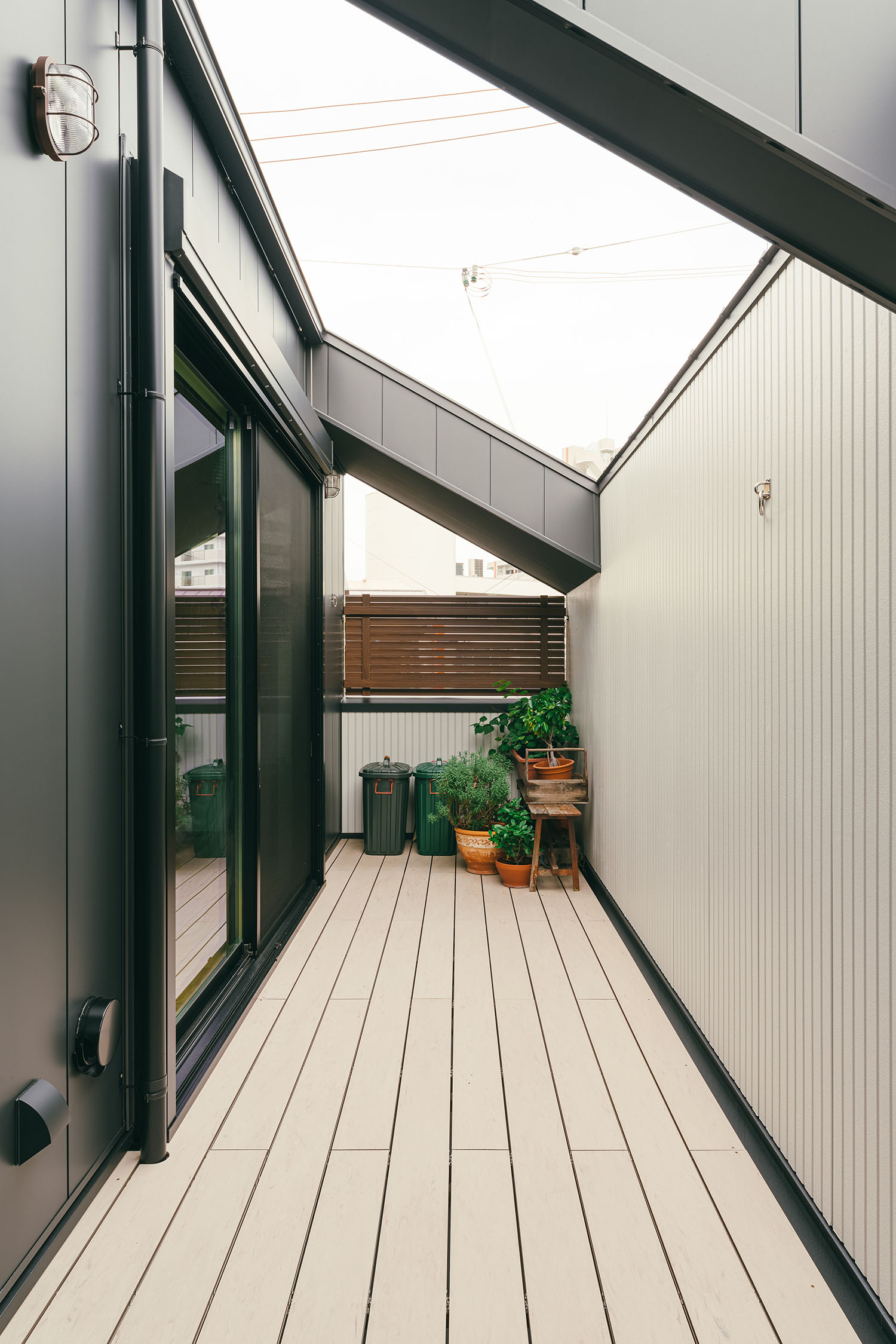 注文住宅・テラス・ウッドデッキ・リビングとつながる・プライバシーが確保されたテラス 注文住宅・デザイン住宅建築実例_『CASE715 トラス屋根の家』_テラス・バルコニー