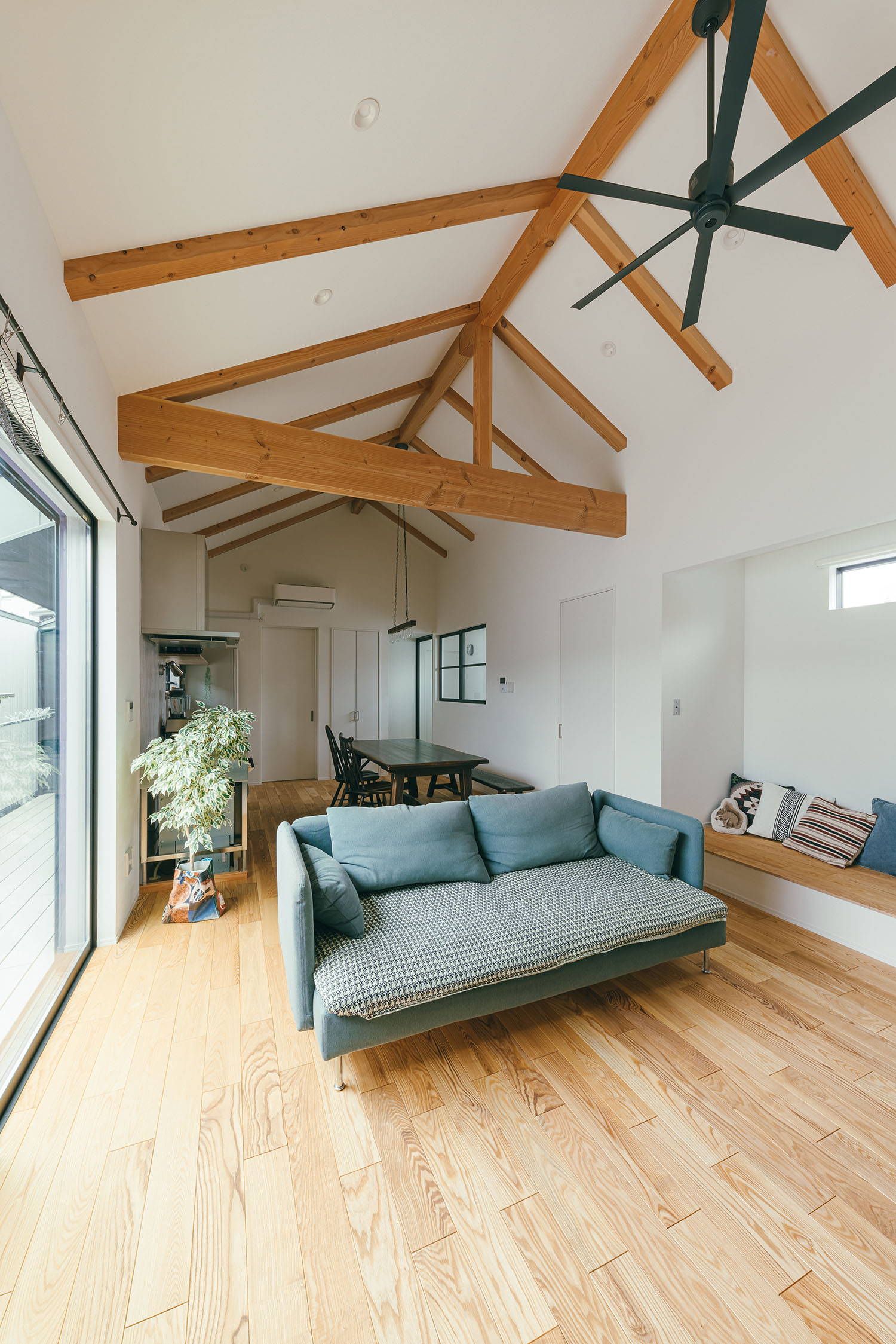 注文住宅・LDK・ナチュラル・無垢の床材・漆喰壁・梁見せ天井 注文住宅・デザイン住宅建築実例_『CASE715 トラス屋根の家』_LDK