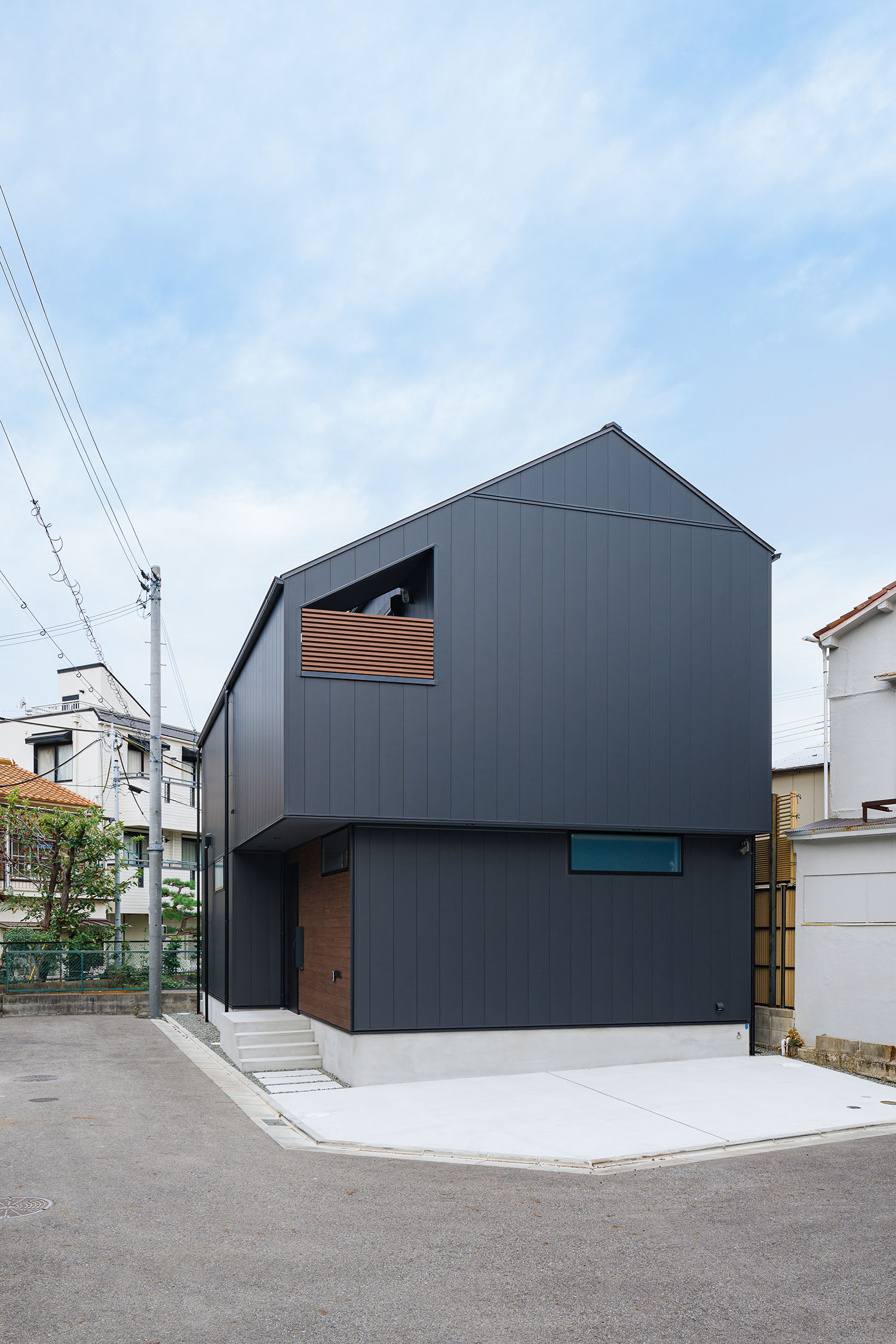 注文住宅・外観・窓無し・ガルバリウム鋼板・三角屋根の家 注文住宅・デザイン住宅建築実例_『CASE715 トラス屋根の家』_外観
