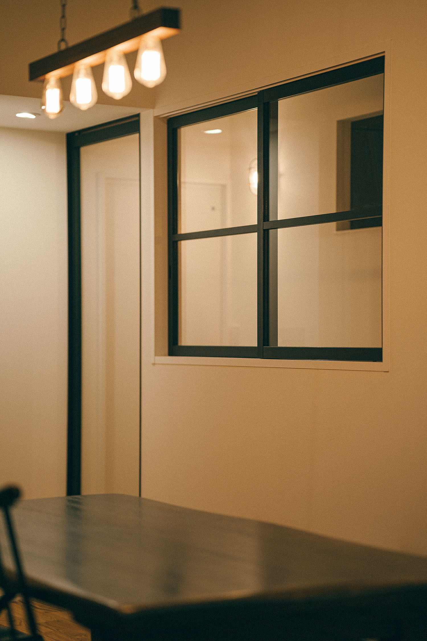 注文住宅・LDK・ダイニング・ペンダントライト・室内窓 注文住宅・デザイン住宅建築実例_『CASE715 トラス屋根の家』_LDK