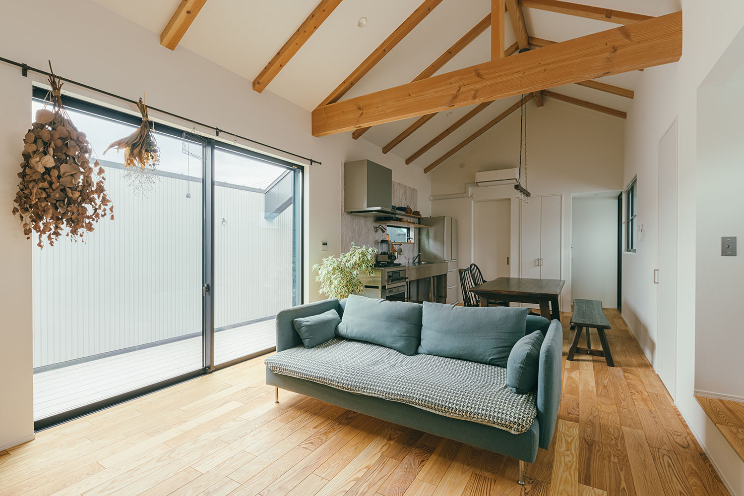 注文住宅・LDK・ナチュラル・テラスとつながる・無垢の床材・漆喰壁・梁見せ天井 注文住宅・デザイン住宅建築実例_『CASE715 トラス屋根の家』_LDK