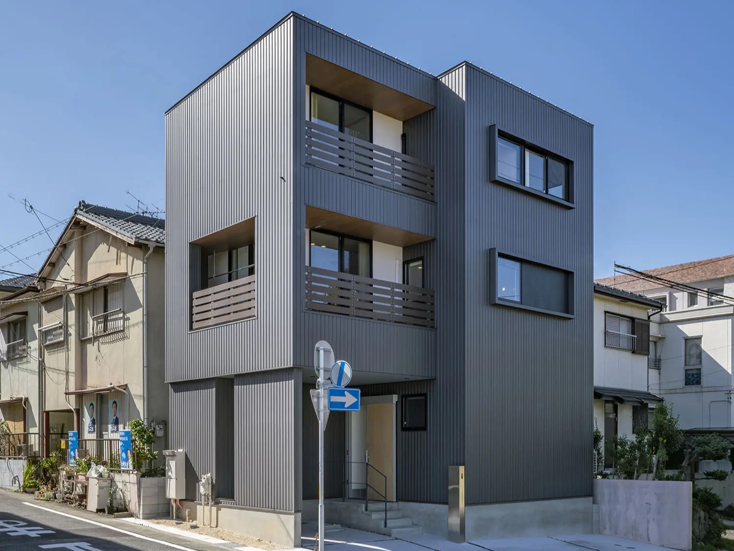 角地に建つ3階建て狭小住宅の外観