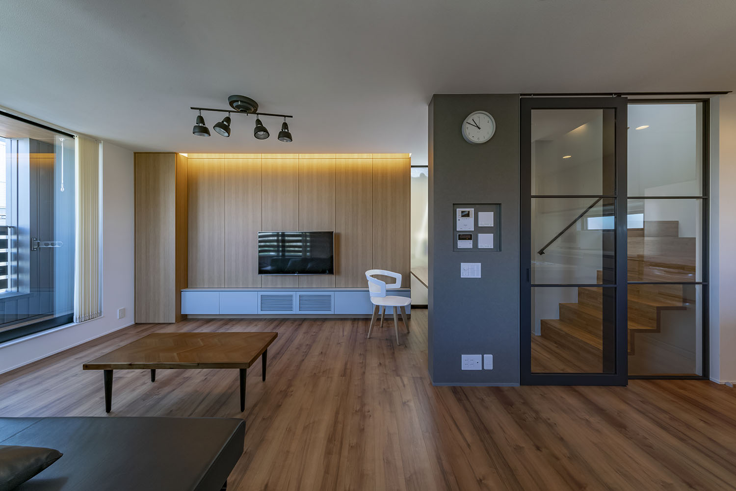 注文住宅・LDK・バルコニーとつながる・開放感のある・ガラス扉・スイッチニッチ 注文住宅・デザイン住宅建築実例_『CASE716 Calm』_LDK