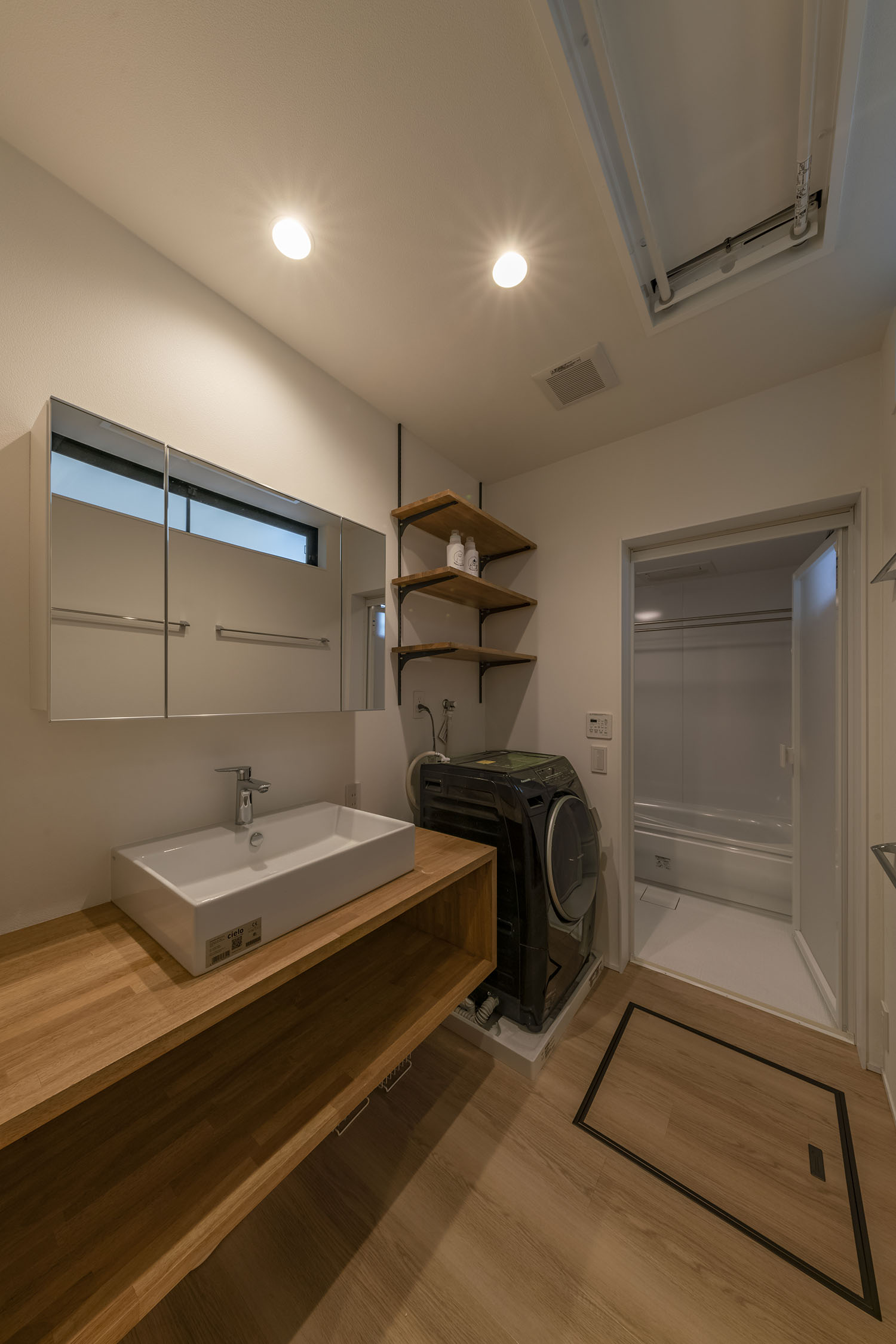 注文住宅・洗面所・ランドリールーム・物干し・木のぬくもり 注文住宅・デザイン住宅建築実例_『CASE716 Calm』_浴室・洗面所