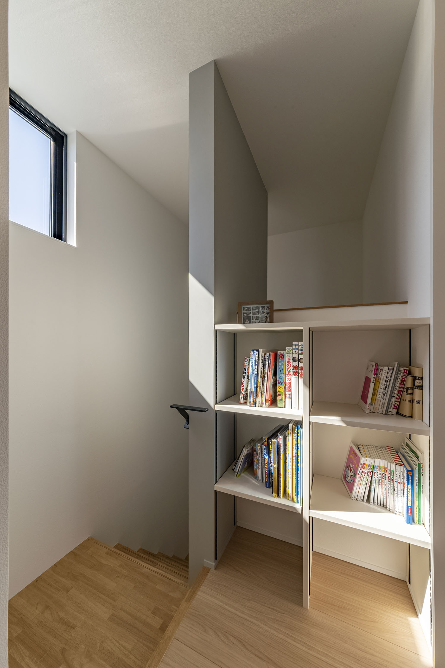 注文住宅・本棚・収納スペース・便利アイデア 注文住宅・デザイン住宅建築実例_『CASE716 Calm』_廊下