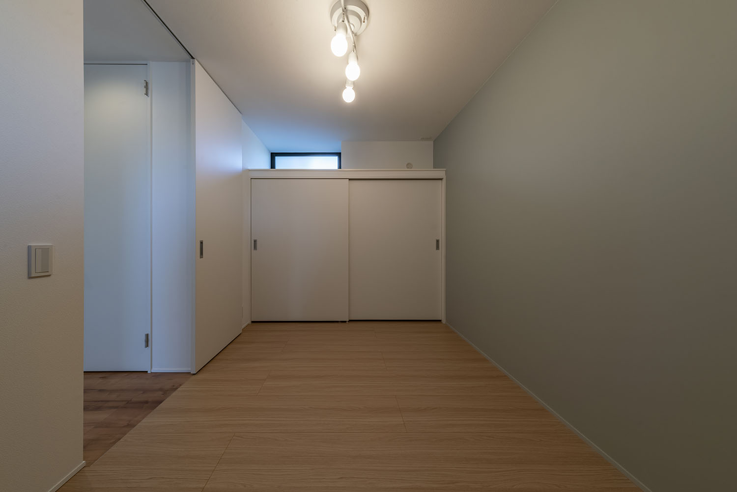 注文住宅・寝室・アクセントクロス・白を基調とした・ナチュラル 注文住宅・デザイン住宅建築実例_『CASE716 Calm』_寝室