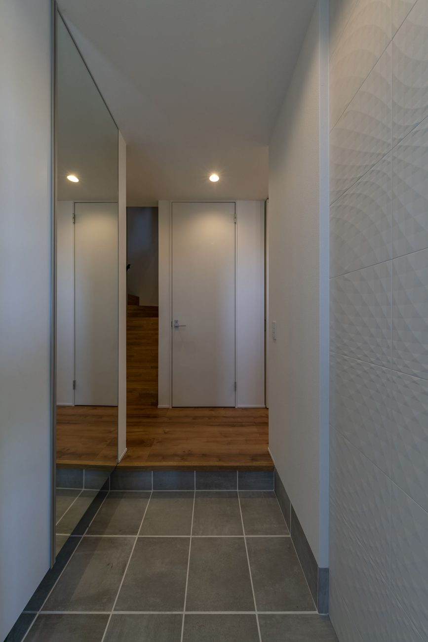 注文住宅・玄関・タイル張り・白を基調とした・鏡 注文住宅・デザイン住宅建築実例_『CASE716 Calm』_玄関