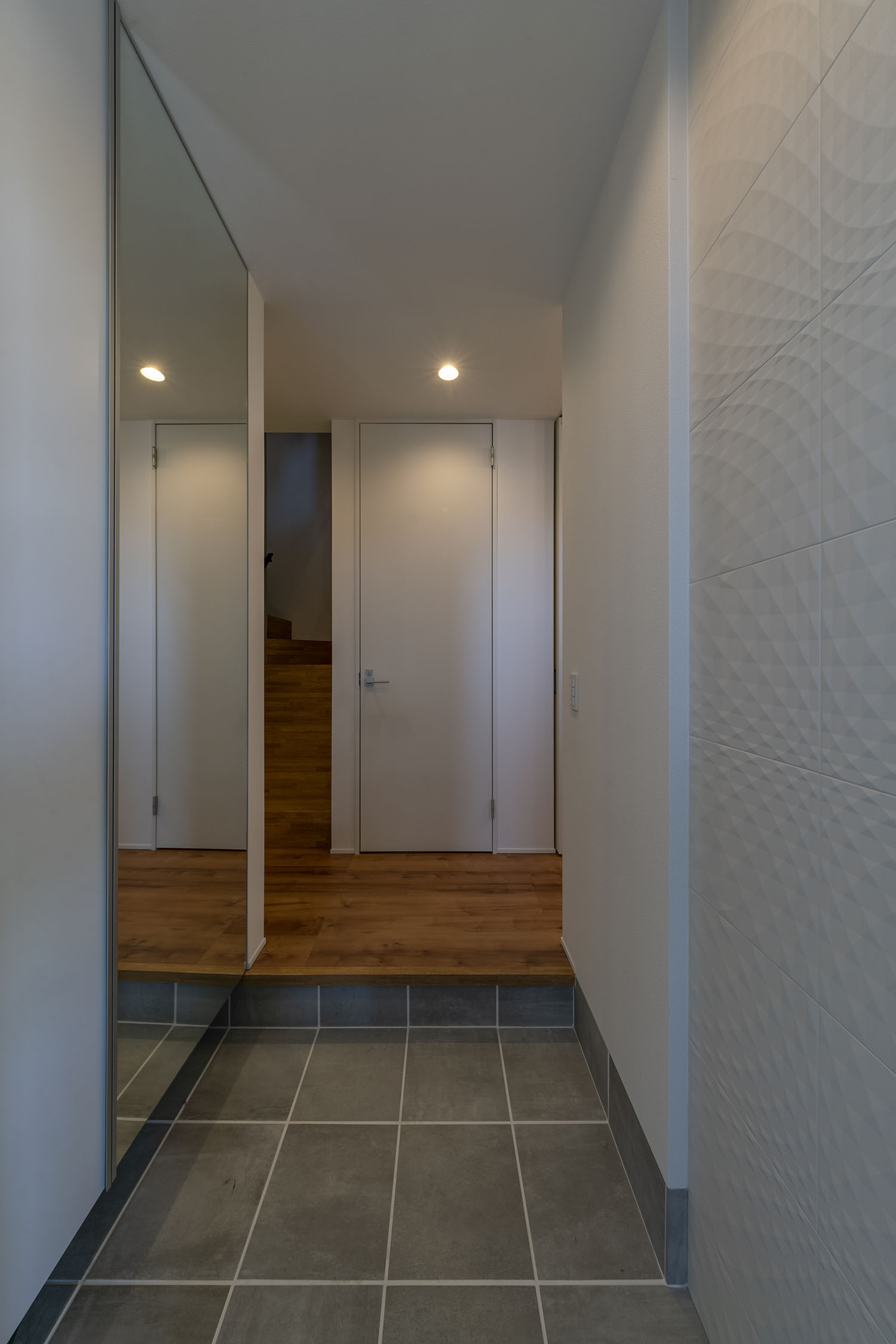 注文住宅・玄関・タイル張り・白を基調とした・鏡 注文住宅・デザイン住宅建築実例_『CASE716 Calm』_玄関