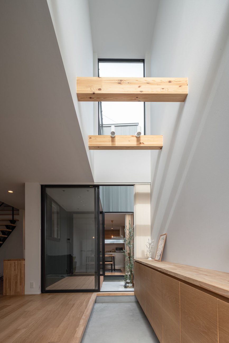 注文住宅・玄関・吹き抜け・土間・中庭とつながる玄関 注文住宅・デザイン住宅建築実例_『CASE717 光土間の家』_玄関