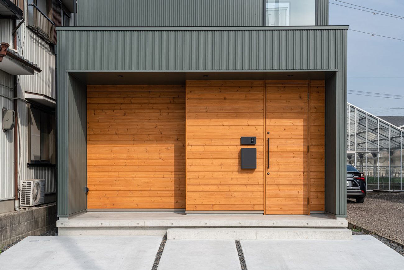 注文住宅・外観・木の壁・シンプル・スクエア 注文住宅・デザイン住宅建築実例_『CASE717 光土間の家』_外観
