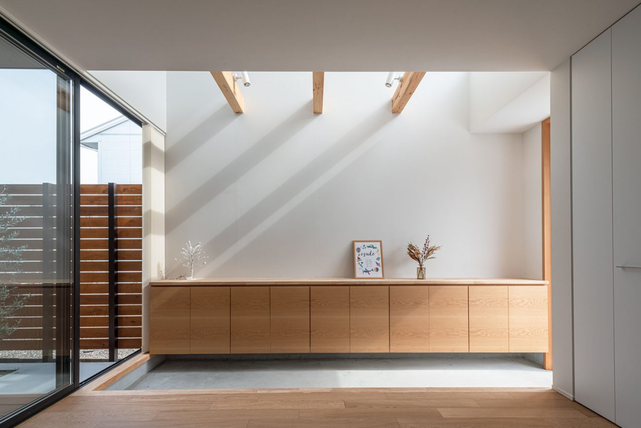 光が差し込む吹き抜けの玄関