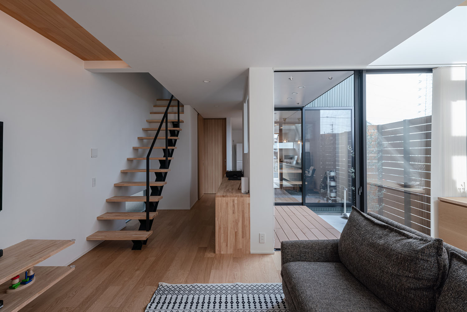 注文住宅・LDK・中庭とつながる・開放感のある・ナチュラル・木のぬくもり 注文住宅・デザイン住宅建築実例_『CASE717 光土間の家』_LDK