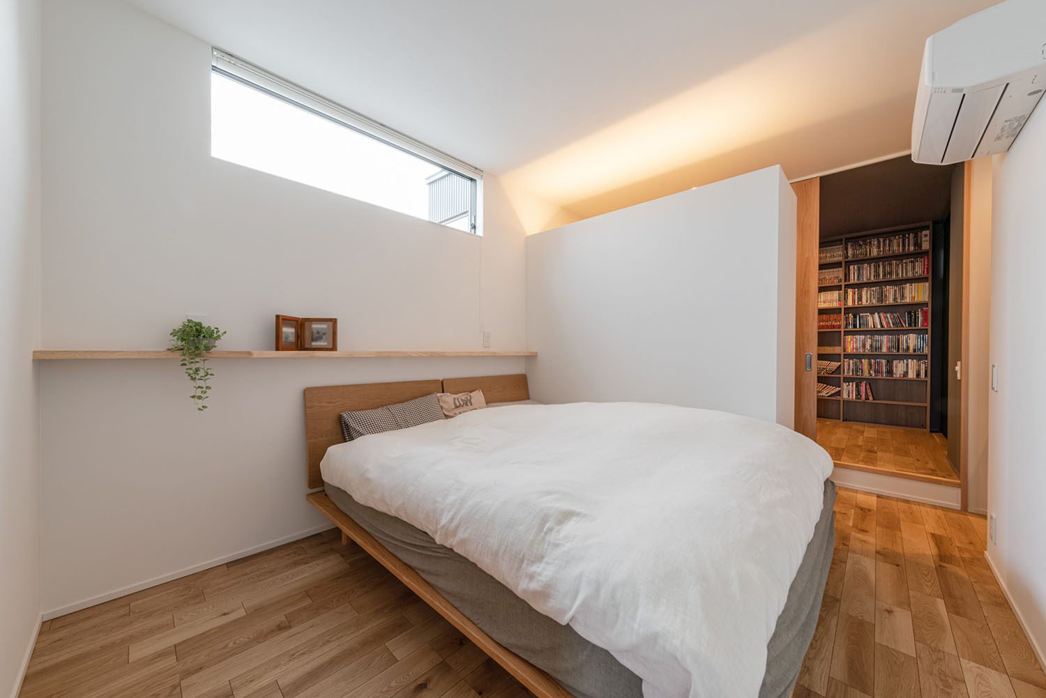 注文住宅・寝室・書斎とつながる・ナチュラル・スリット窓 注文住宅・デザイン住宅建築実例_『CASE717 光土間の家』_寝室