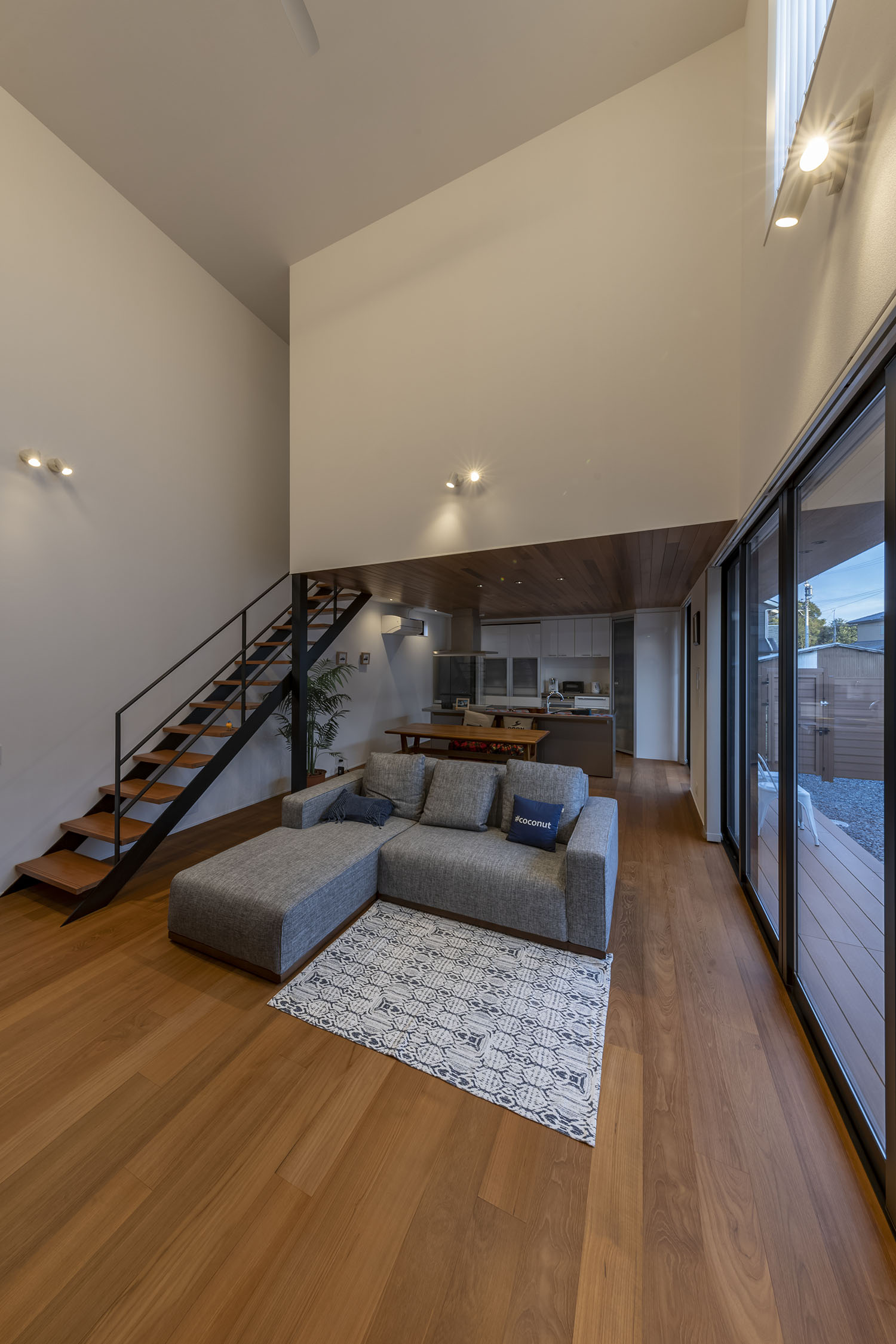 注文住宅・LDK・吹き抜け・開放感のある・大開口・中庭とつながる 注文住宅・デザイン住宅建築実例_『CASE718 Enclose』_LDK