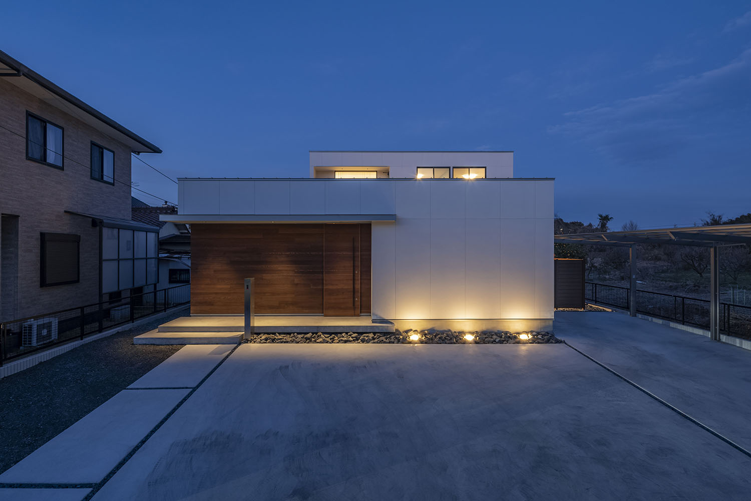 注文住宅・外観・シンプル・白を基調とした・木のぬくもり 注文住宅・デザイン住宅建築実例_『CASE718 Enclose』_外観