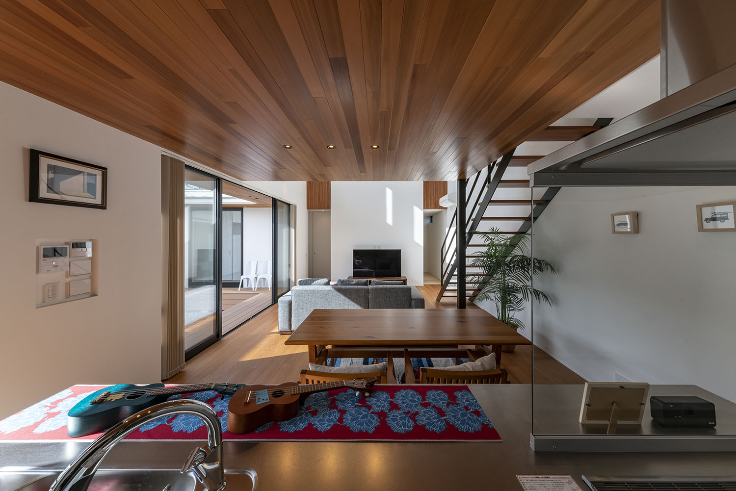 注文住宅・LDK・木のぬくもり・開放感のある・中庭とつながる・大開口 注文住宅・デザイン住宅建築実例_『CASE718 Enclose』_LDK