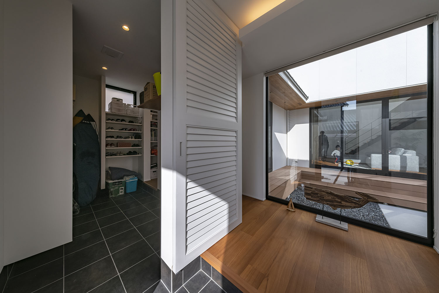 注文住宅・玄関・シューズインクローゼット・ウォークスルー・広い玄関 注文住宅・デザイン住宅建築実例_『CASE718 Enclose』_玄関