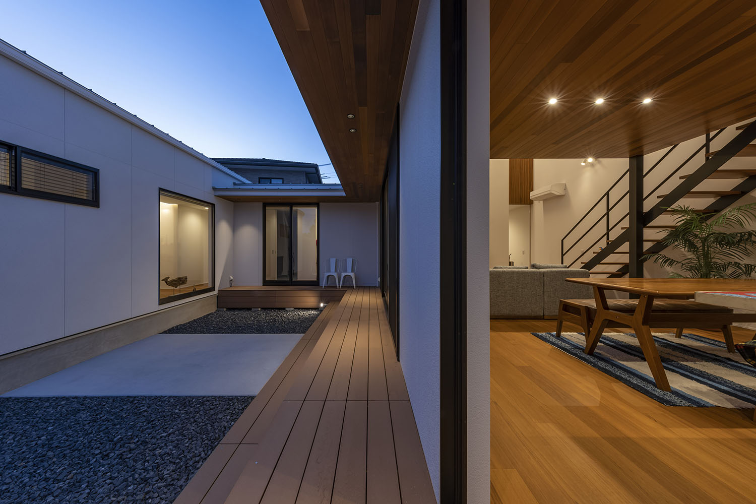 注文住宅・LDK・中庭とつながる・開放感のある・大開口 注文住宅・デザイン住宅建築実例_『CASE718 Enclose』_LDK