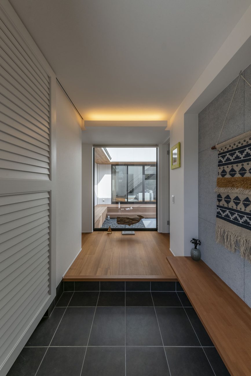 注文住宅・玄関・中庭が見える・開放感のある・タイル張りの玄関 注文住宅・デザイン住宅建築実例_『CASE718 Enclose』_玄関