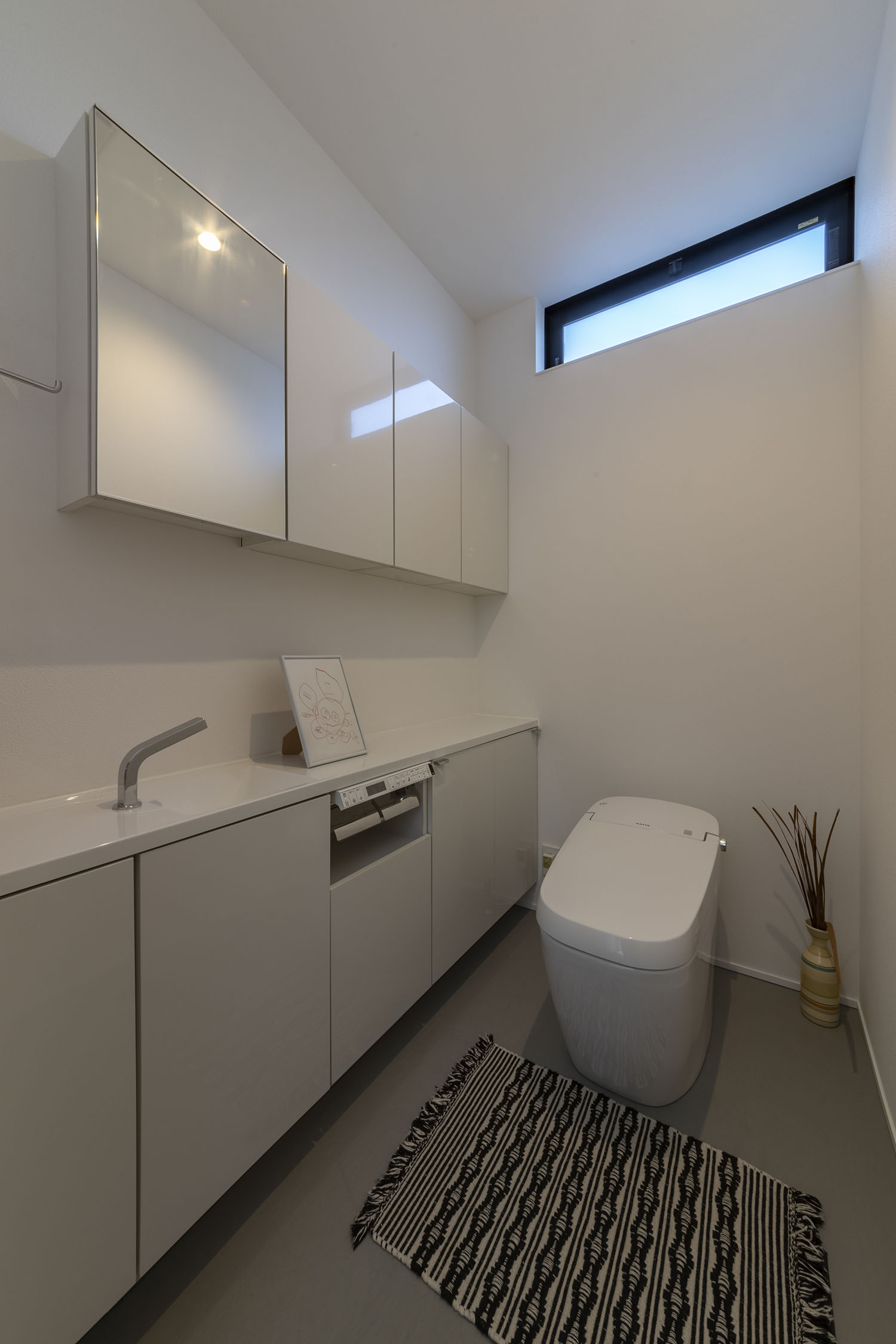 注文住宅・トイレ・手洗いカウンター・広いトイレ・スリット窓 注文住宅・デザイン住宅建築実例_『CASE718 Enclose』_トイレ