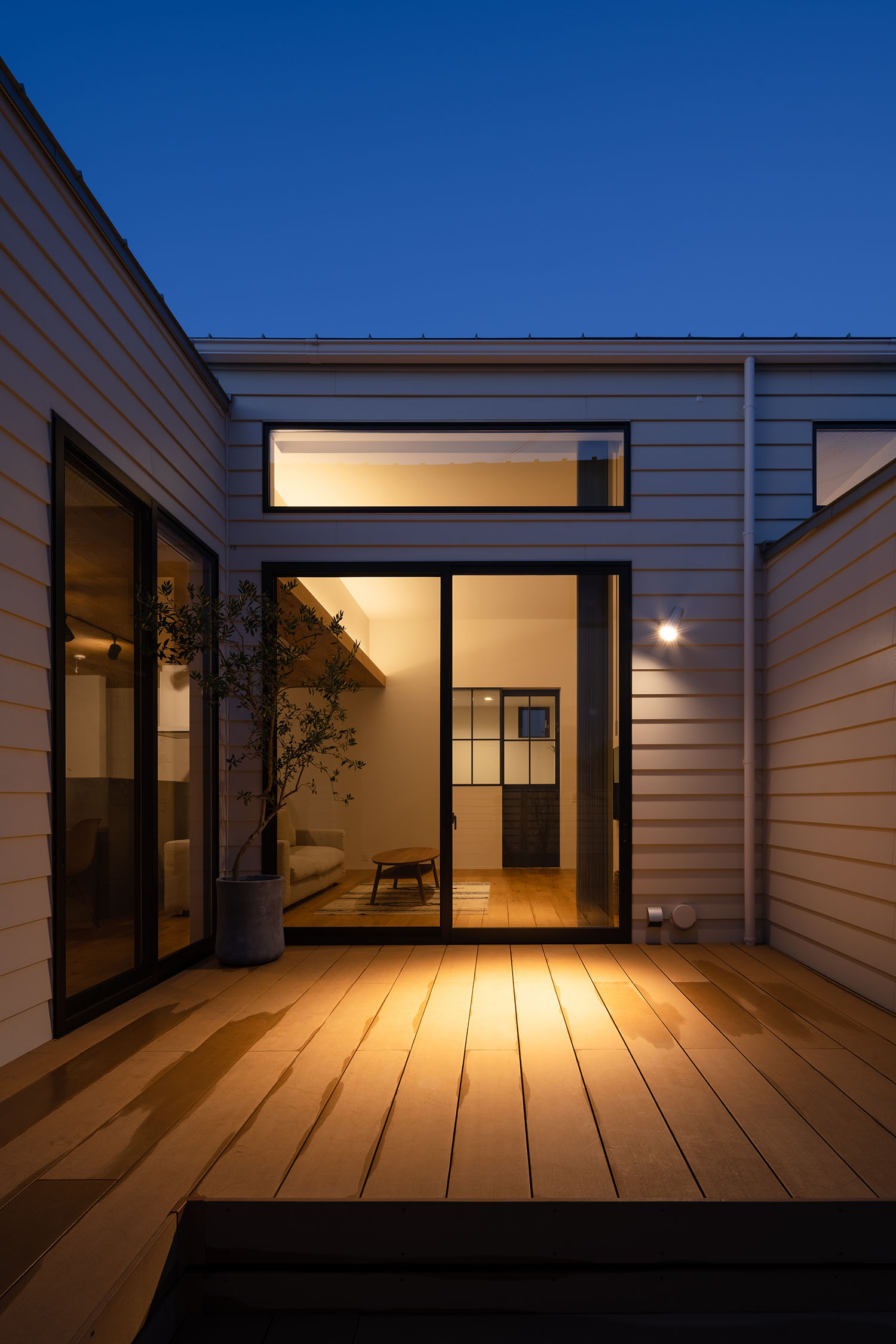 注文住宅・中庭・ウッドデッキ・リビングとつながる・プライバシーが確保された中庭 注文住宅・デザイン住宅建築実例_『CASE719 Flat foam』_中庭