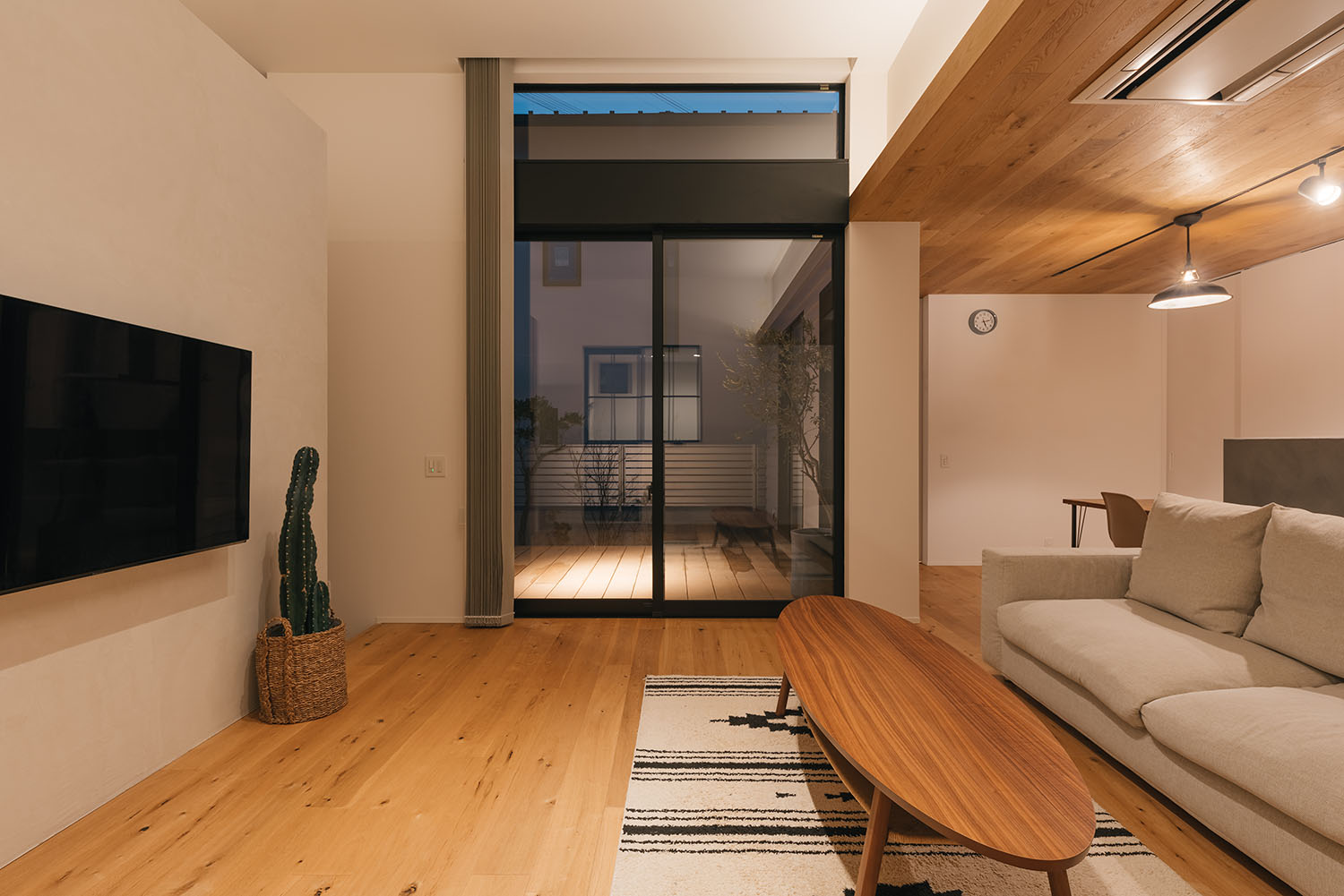 注文住宅・LDK・中庭とつながる・中庭が見える・開放感のある・ナチュラル 注文住宅・デザイン住宅建築実例_『CASE719 Flat foam』_LDK