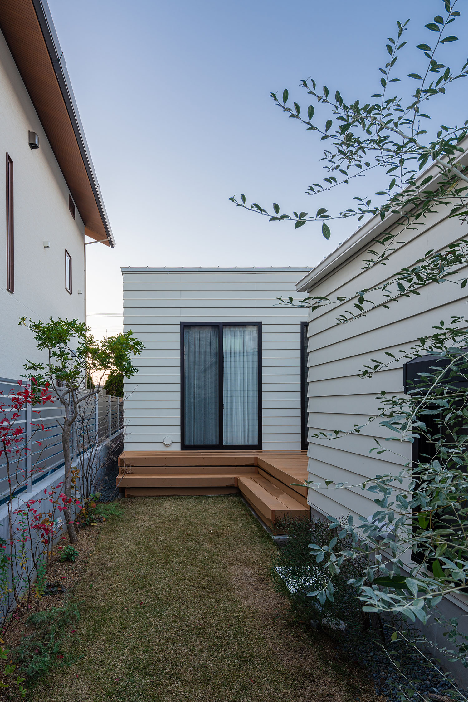 注文住宅・中庭・ウッドデッキ・芝生・室内とつながる 注文住宅・デザイン住宅建築実例_『CASE719 Flat foam』_中庭