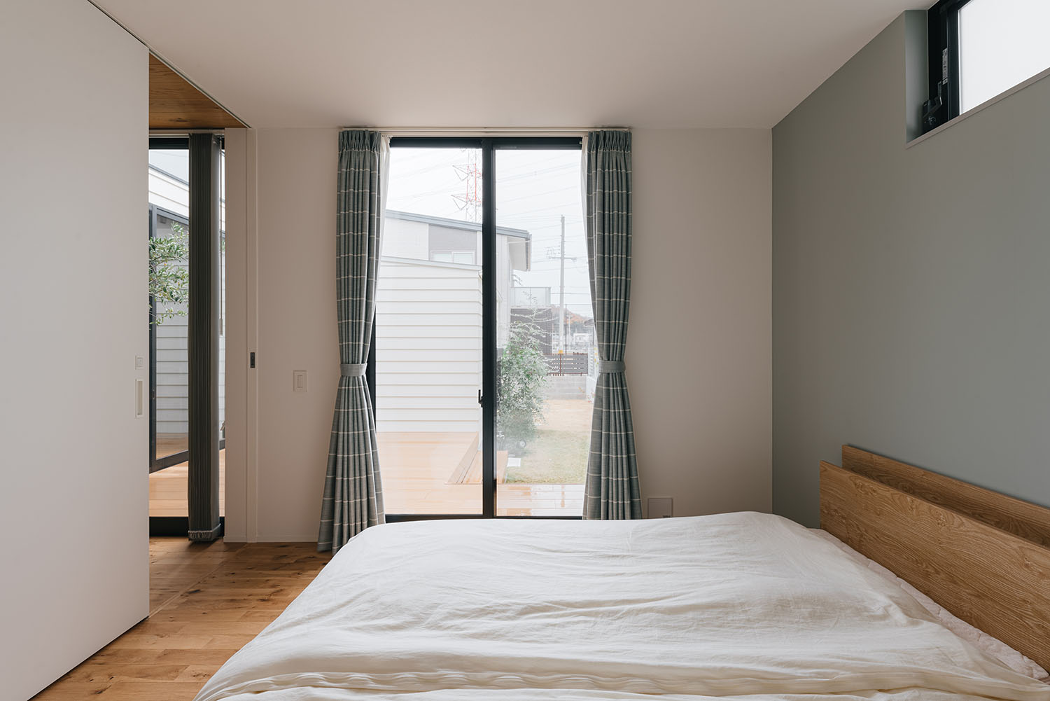 注文住宅・寝室・中庭が見える・明るい寝室・ナチュラル 注文住宅・デザイン住宅建築実例_『CASE719 Flat foam』_寝室