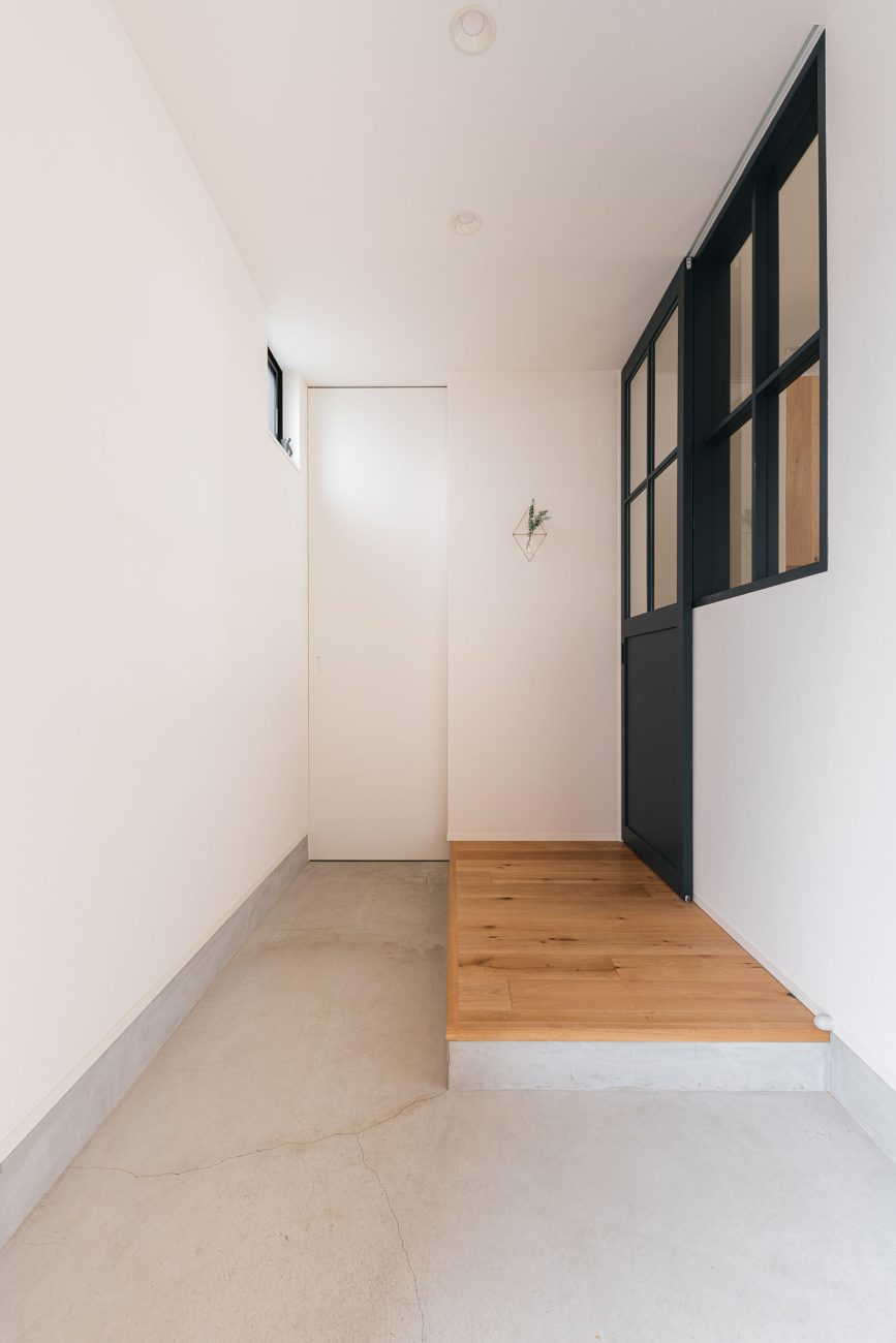 注文住宅・玄関・土間・モルタル・広い玄関・白を基調とした 注文住宅・デザイン住宅建築実例_『CASE719 Flat foam』_玄関