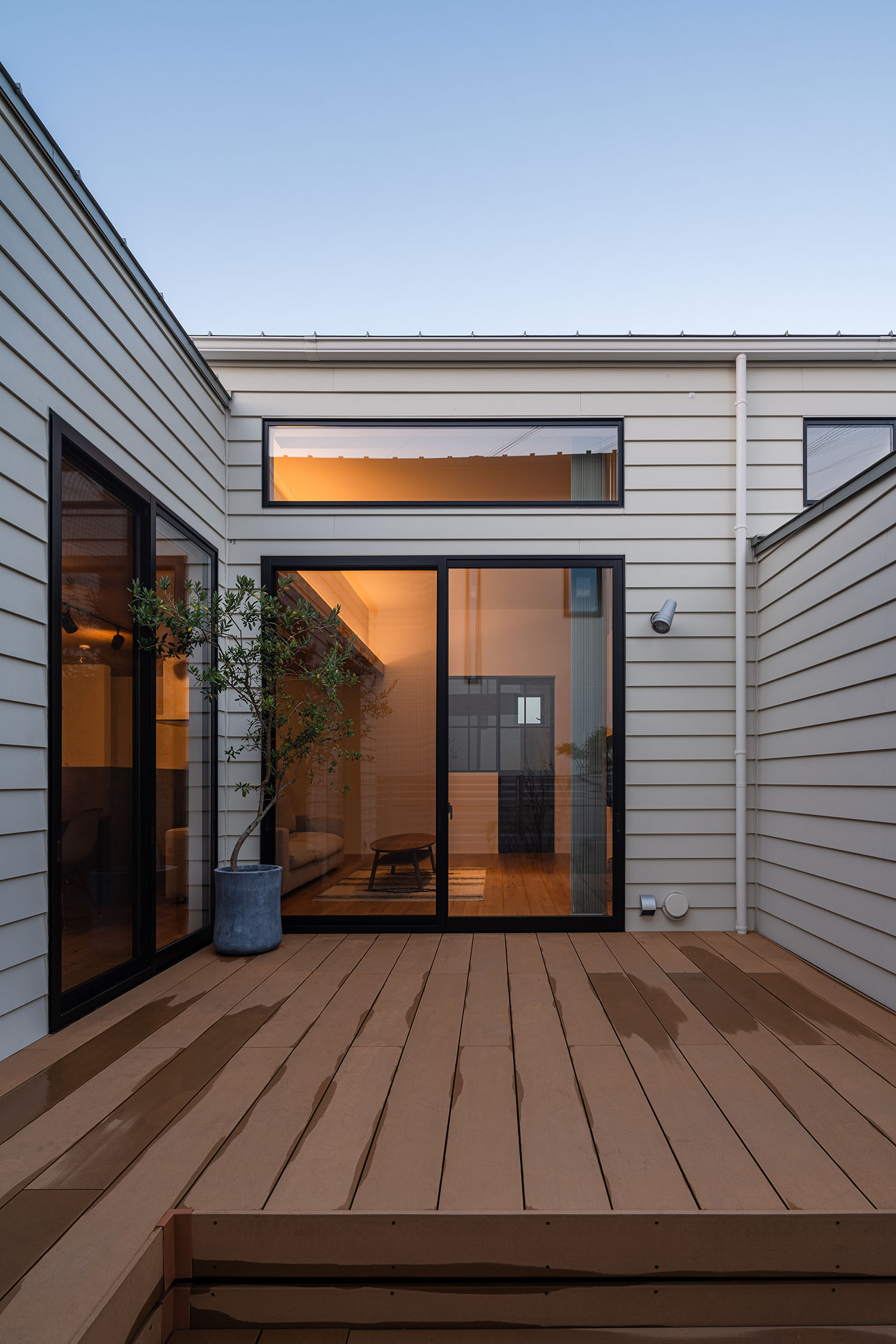 注文住宅・中庭・ウッドデッキ・リビングとつながる・プライバシーが確保された中庭 注文住宅・デザイン住宅建築実例_『CASE719 Flat foam』_中庭