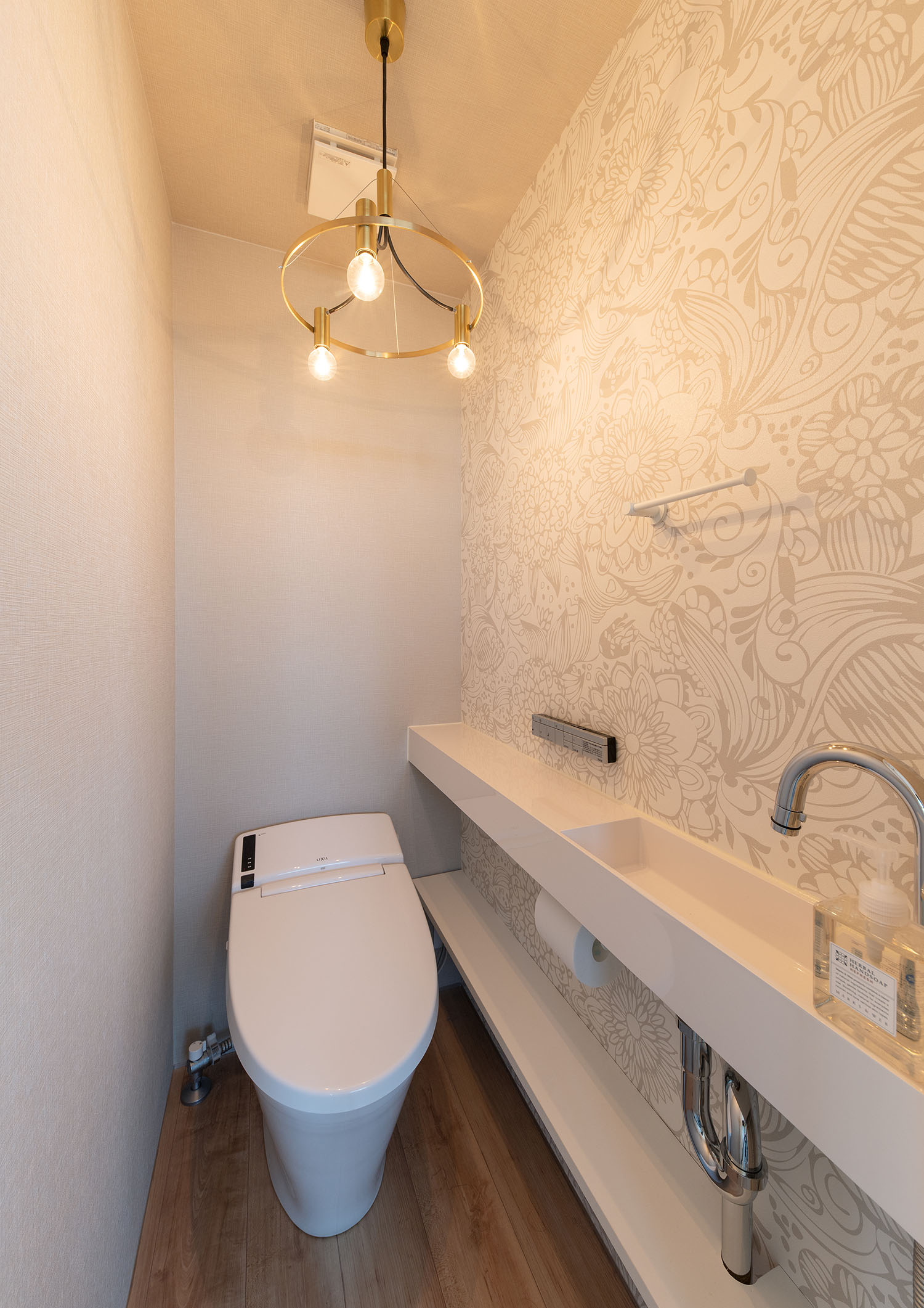 注文住宅・トイレ・薄型手洗い・間接照明・アクセントクロス 注文住宅・デザイン住宅建築実例_『CASE720 S×S』_トイレ