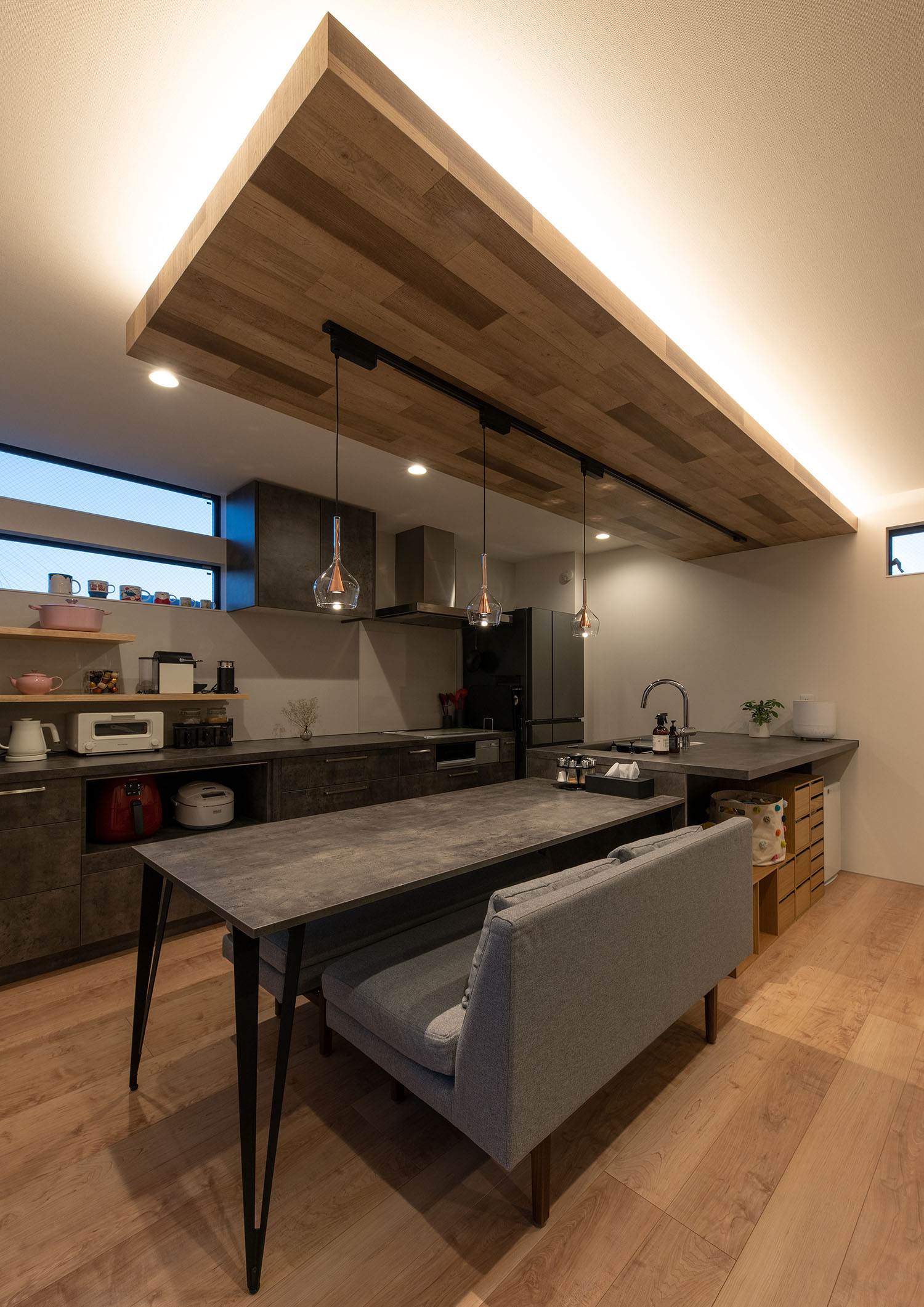 注文住宅・LDK・アーバンスタイル・キッチンの下がり天井・一体型キッチン・Ⅱ型キッチン 注文住宅・デザイン住宅建築実例_『CASE720 S×S』_キッチン