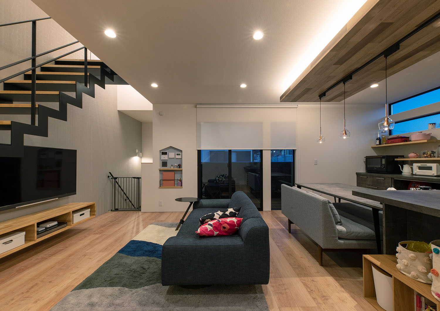 注文住宅・LDK・アーバンスタイル・リビングイン階段・スリット窓・キッチンの下がり天井 注文住宅・デザイン住宅建築実例_『CASE720 S×S』_LDK