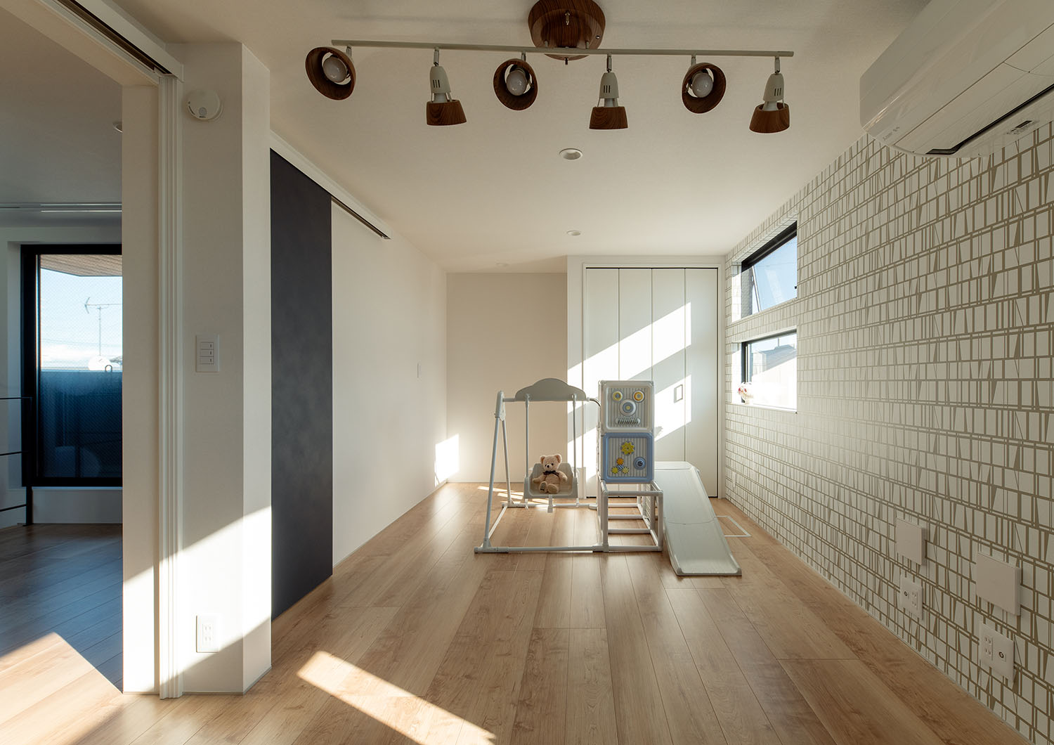 注文住宅・寝室・アクセントクロス・スリット窓・スポットライト 注文住宅・デザイン住宅建築実例_『CASE720 S×S』_子供部屋