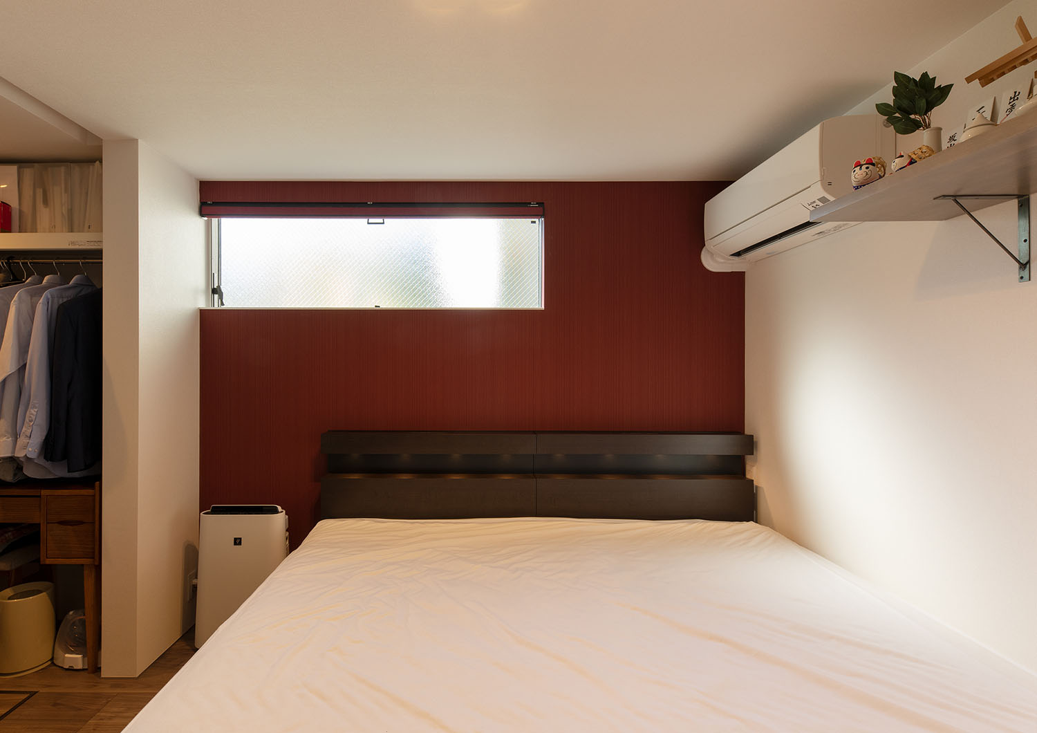 注文住宅・寝室・アクセントクロス・スリット窓・ウォークインクローゼット 注文住宅・デザイン住宅建築実例_『CASE720 S×S』_寝室