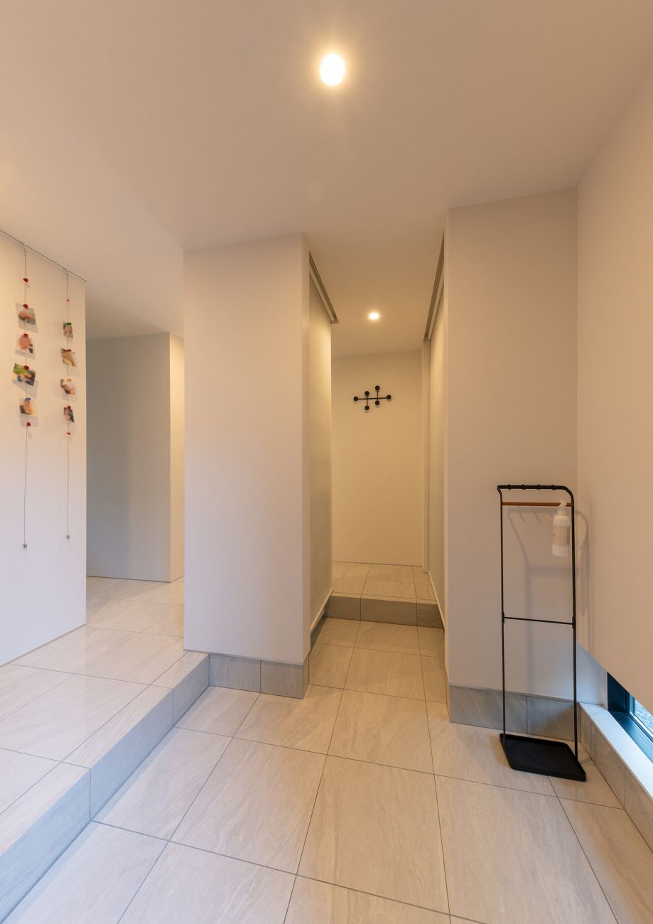 注文住宅・玄関・タイル・大理石・明るい玄関・地窓 注文住宅・デザイン住宅建築実例_『CASE720 S×S』_玄関